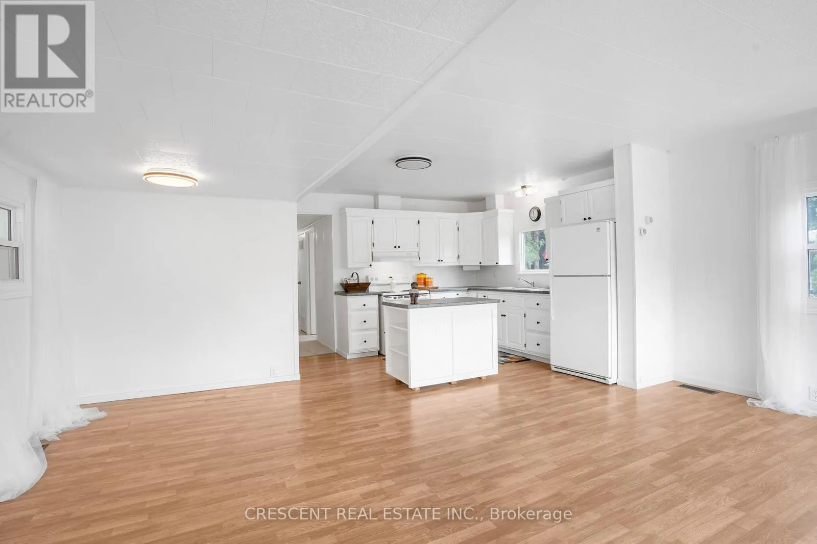 6 - 22220 CHARING CROSS ROAD