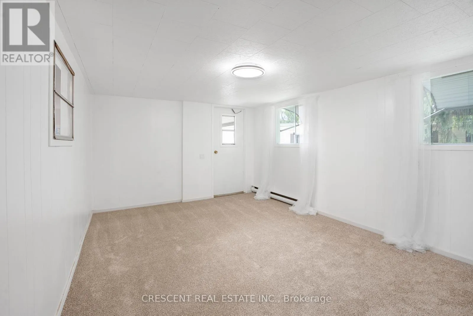 6 - 22220 CHARING CROSS ROAD