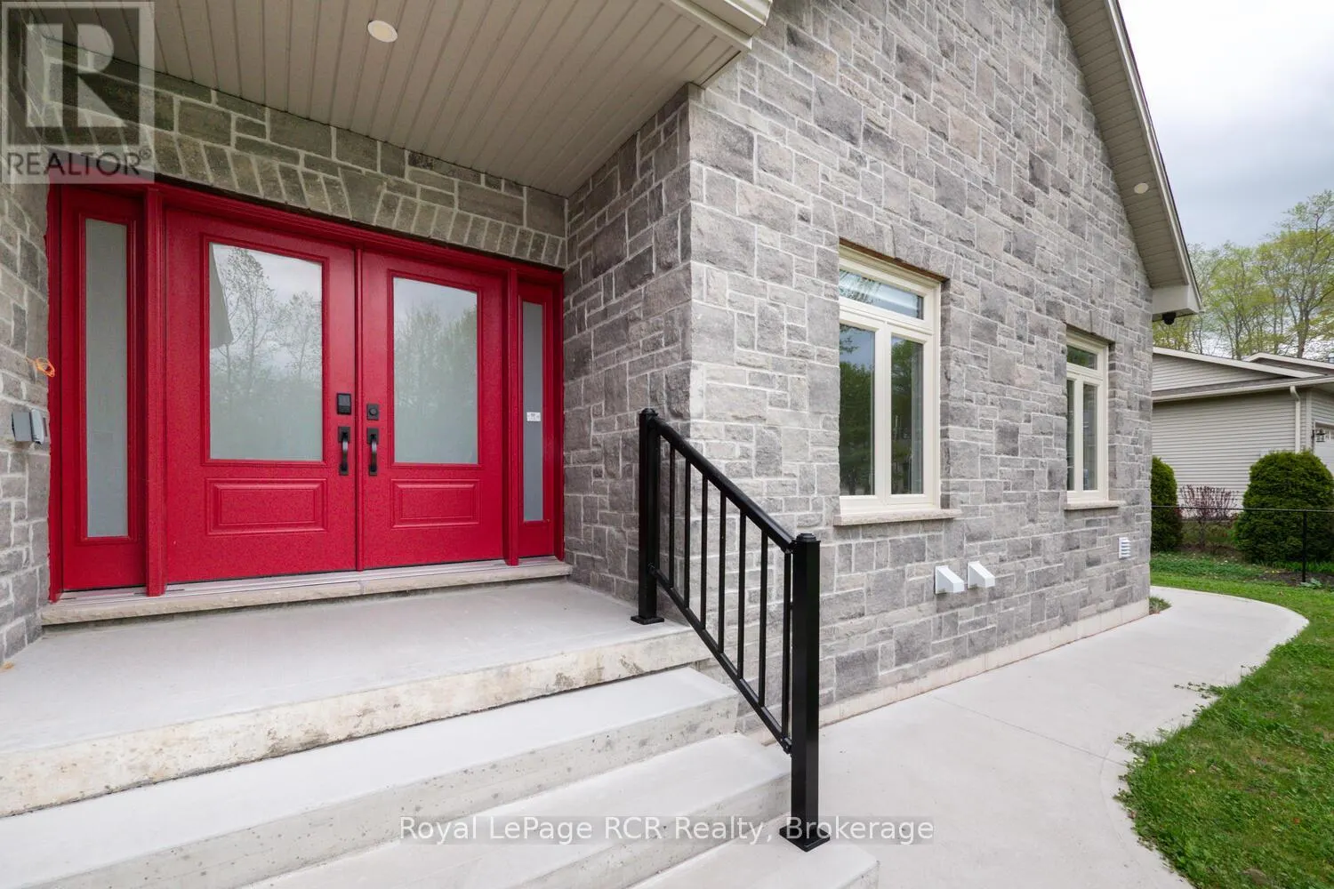 10 FREDERICK STREET E