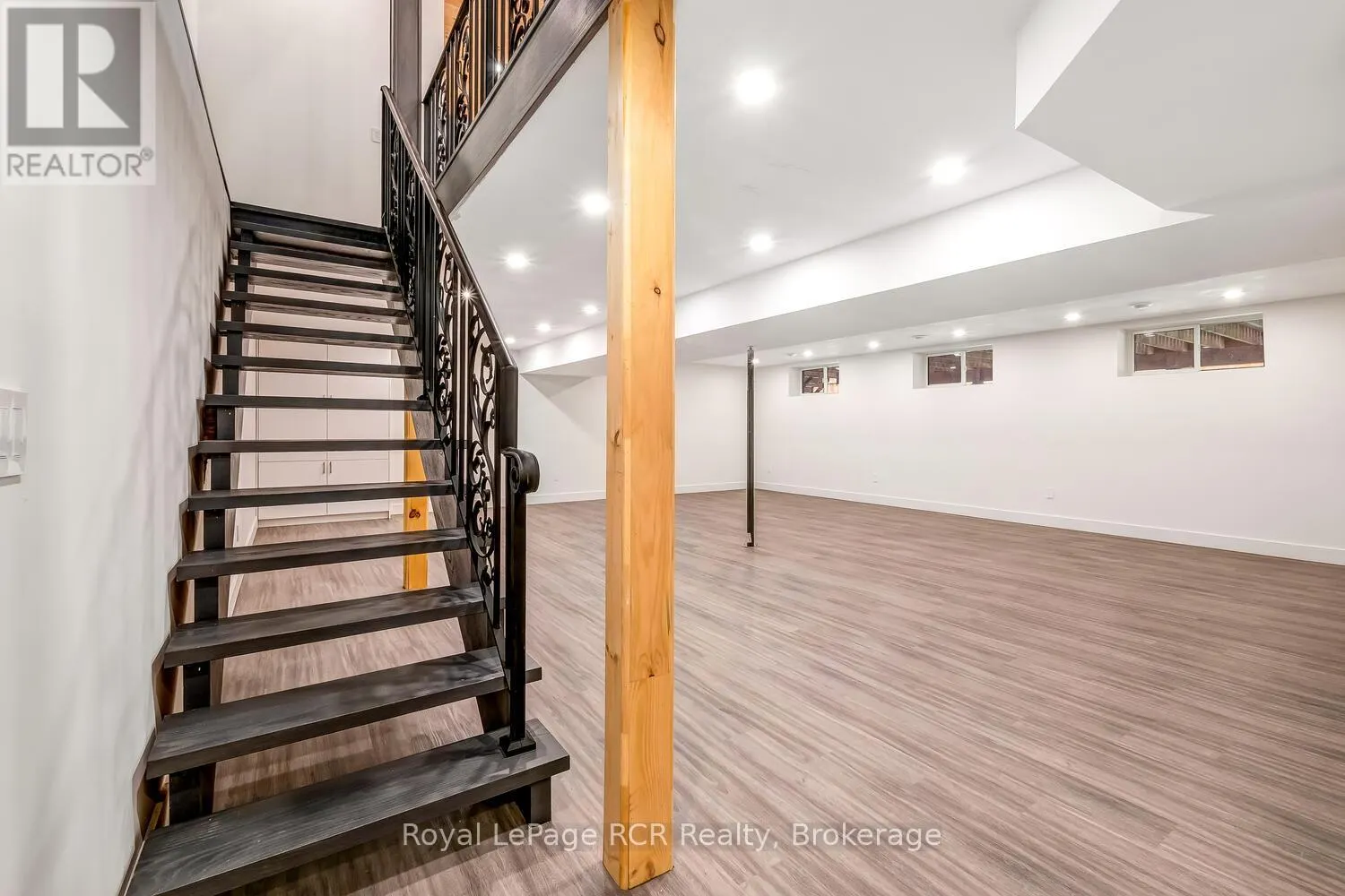 10 FREDERICK STREET E