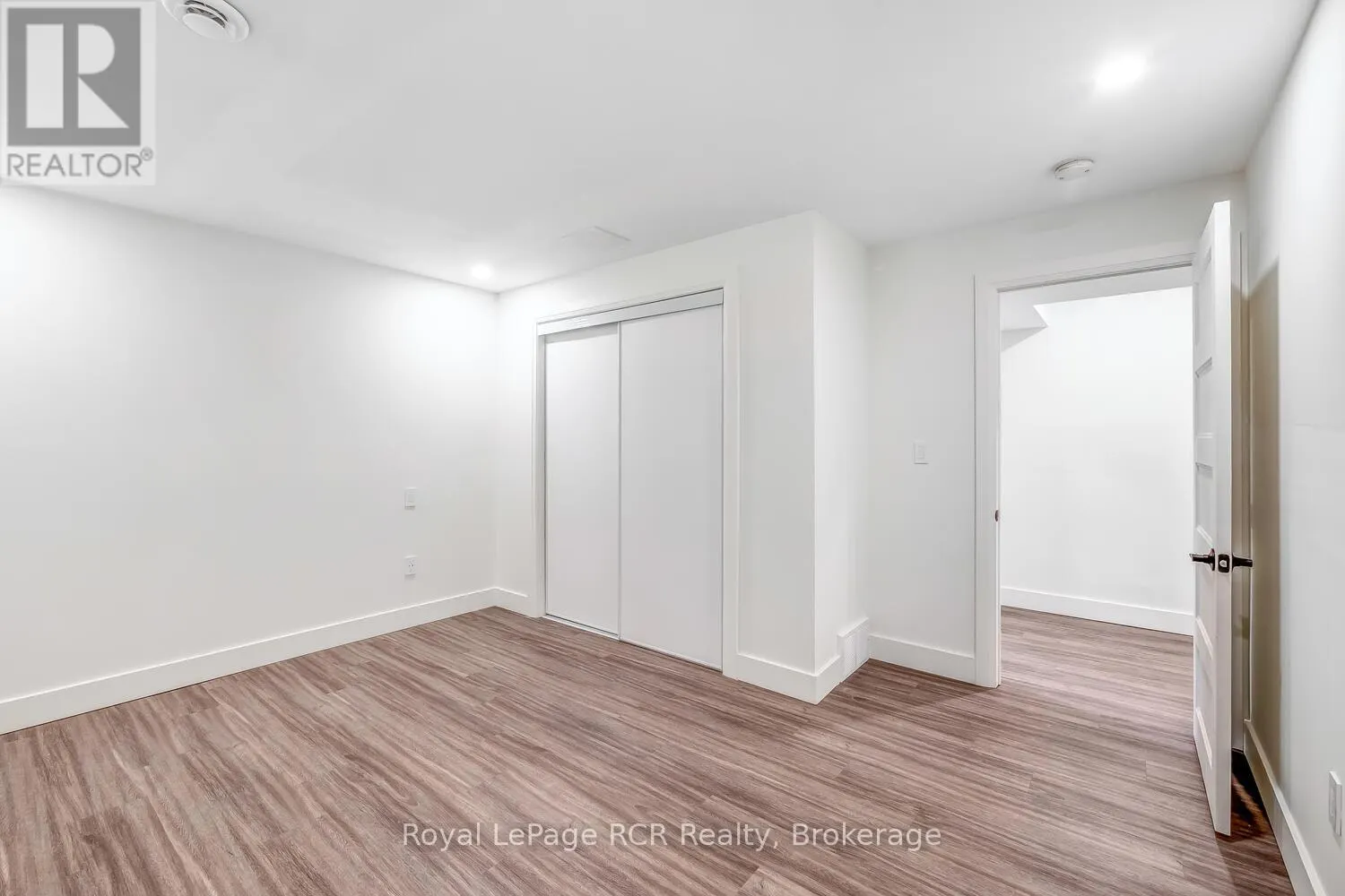 10 FREDERICK STREET E