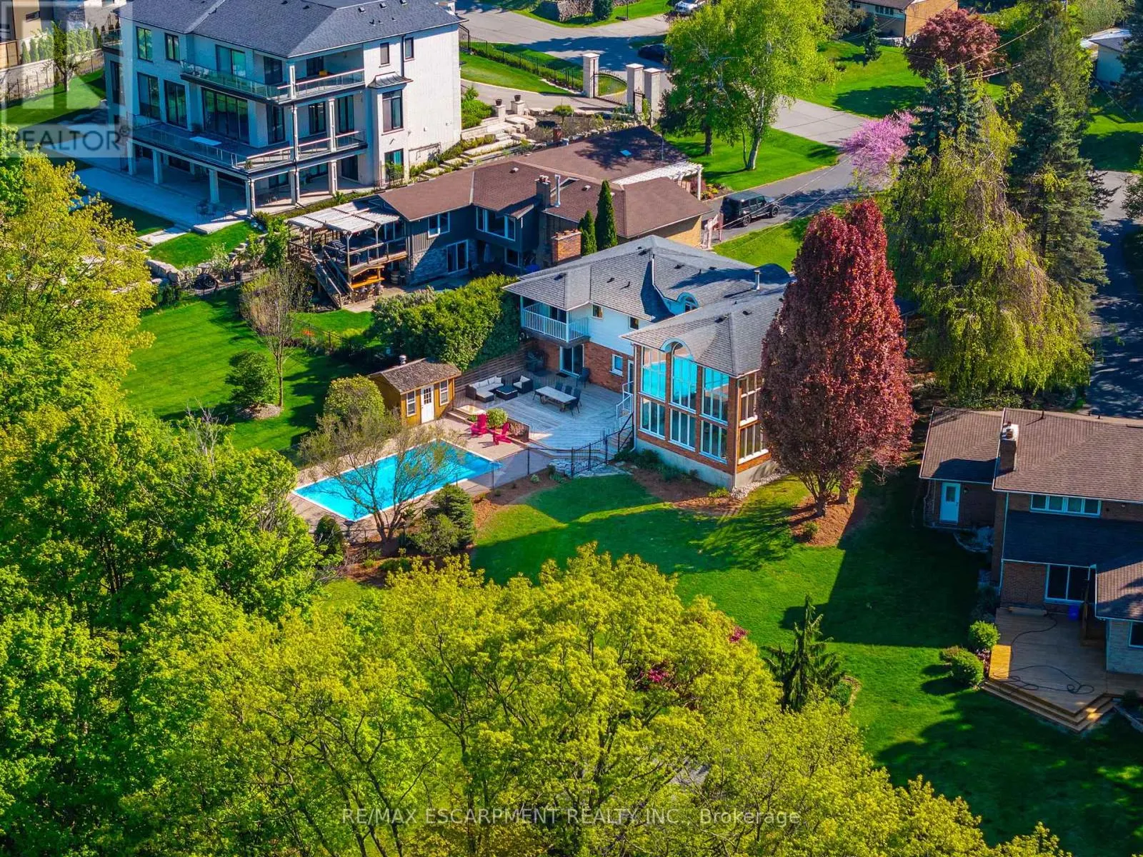 887 MONTGOMERY DRIVE