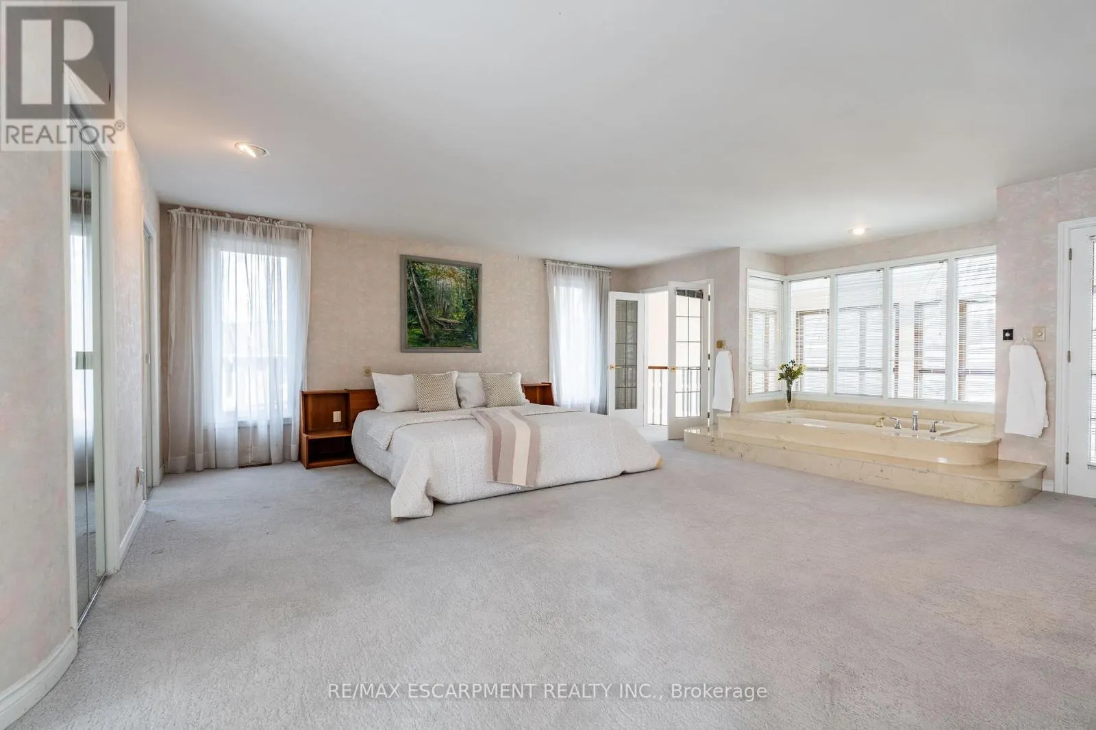 887 MONTGOMERY DRIVE