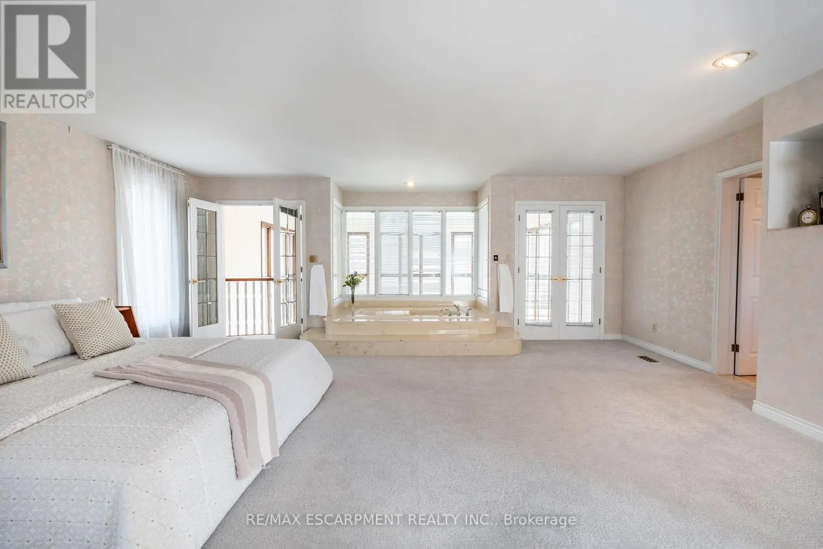 887 MONTGOMERY DRIVE