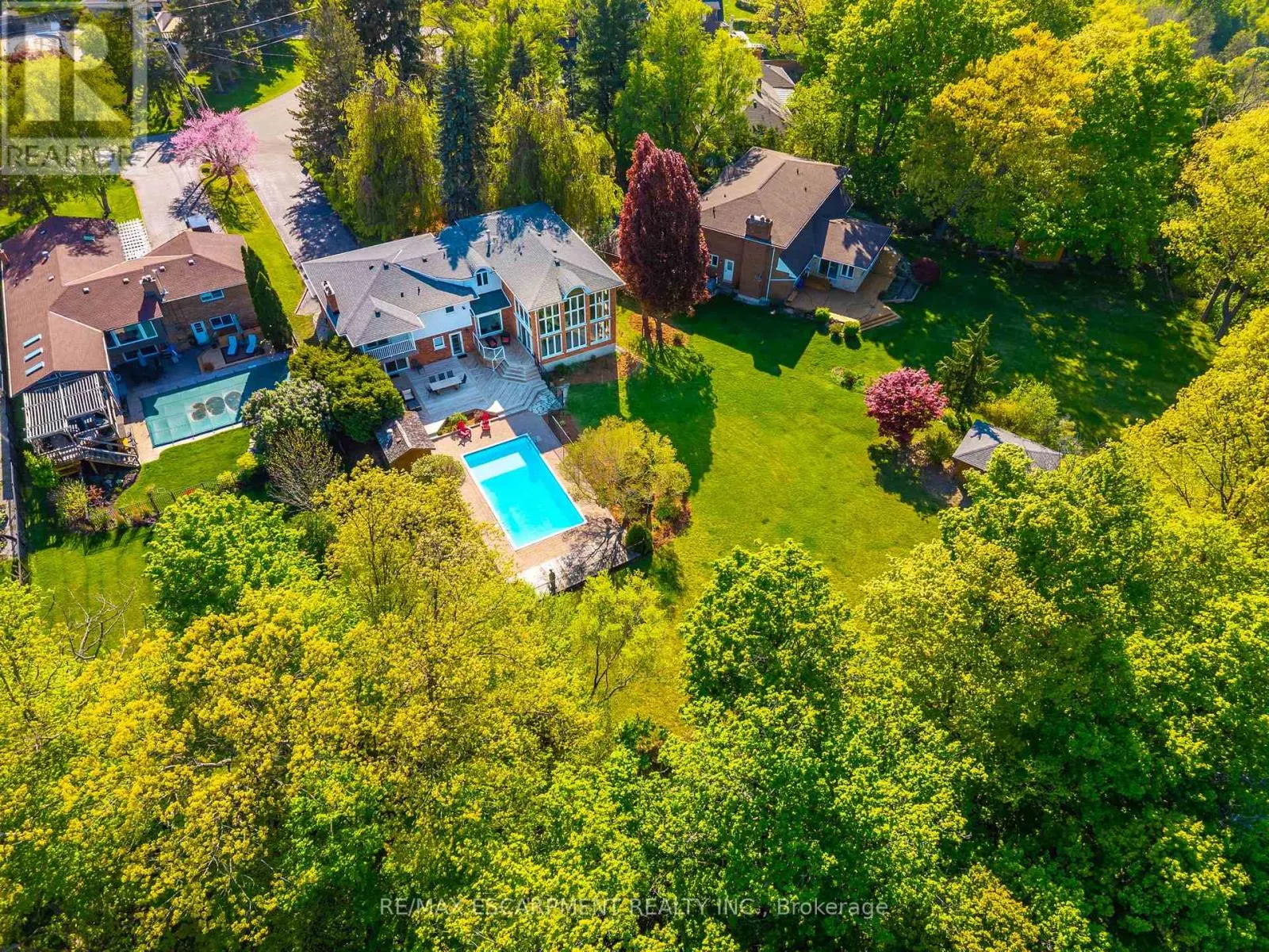 887 MONTGOMERY DRIVE