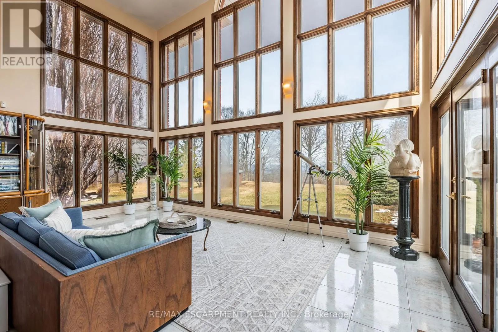887 MONTGOMERY DRIVE