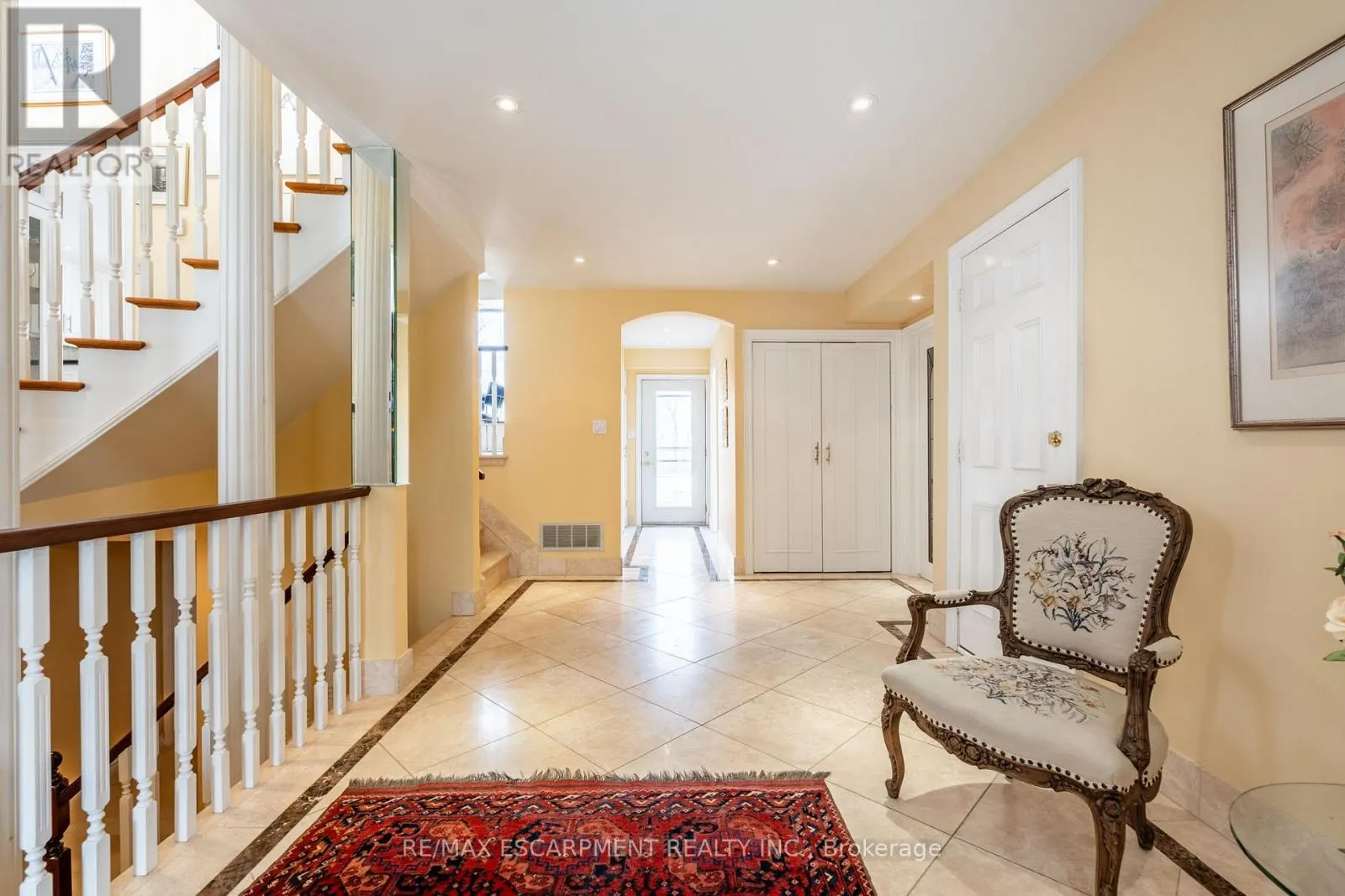 887 MONTGOMERY DRIVE