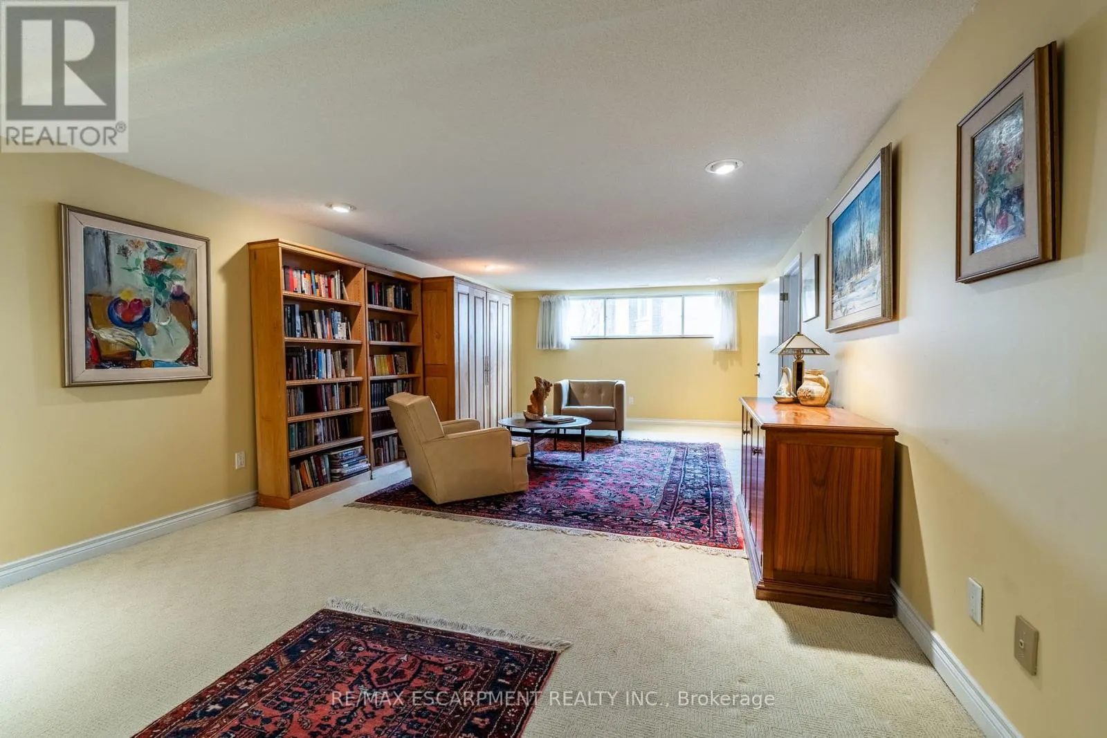 887 MONTGOMERY DRIVE