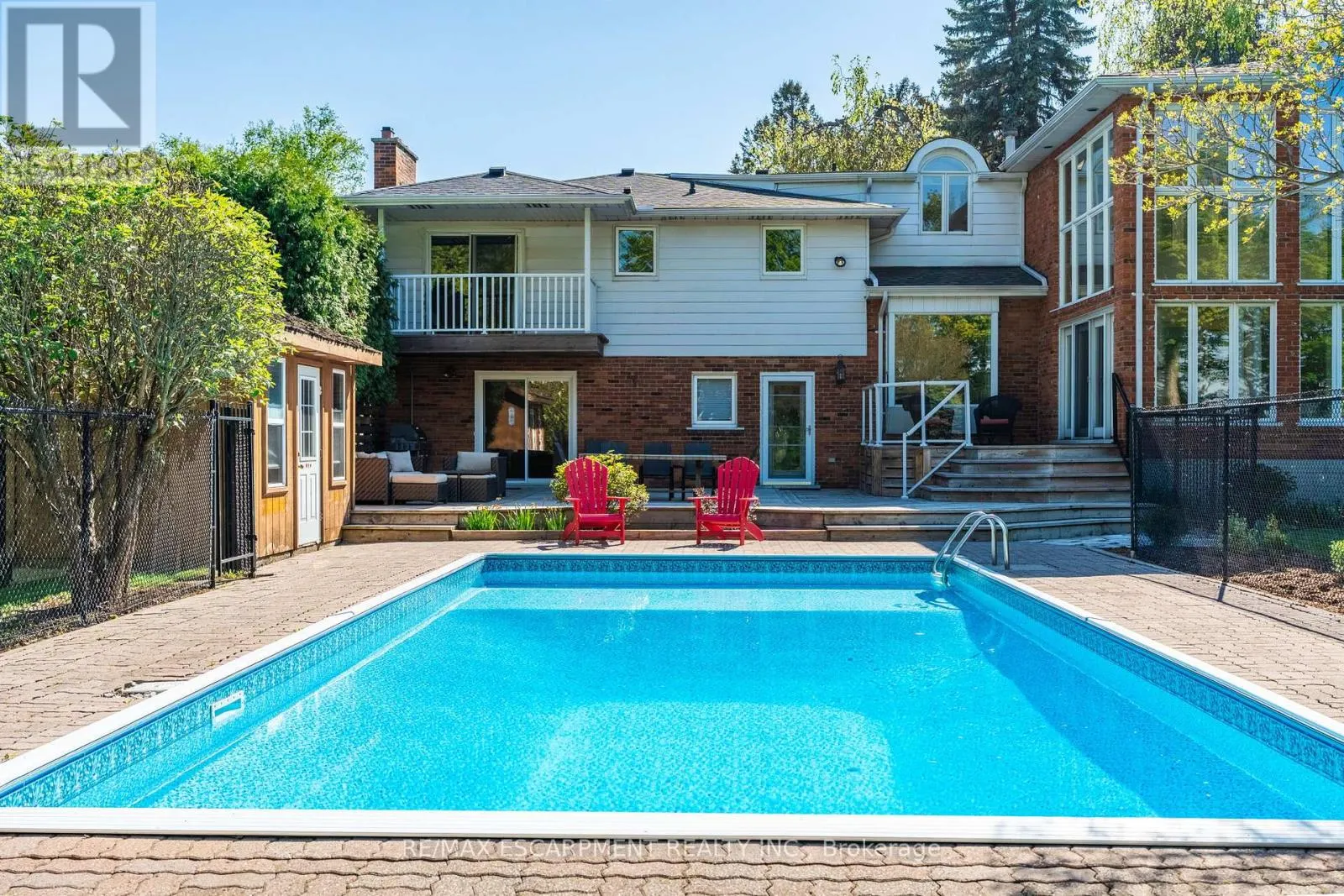 887 MONTGOMERY DRIVE