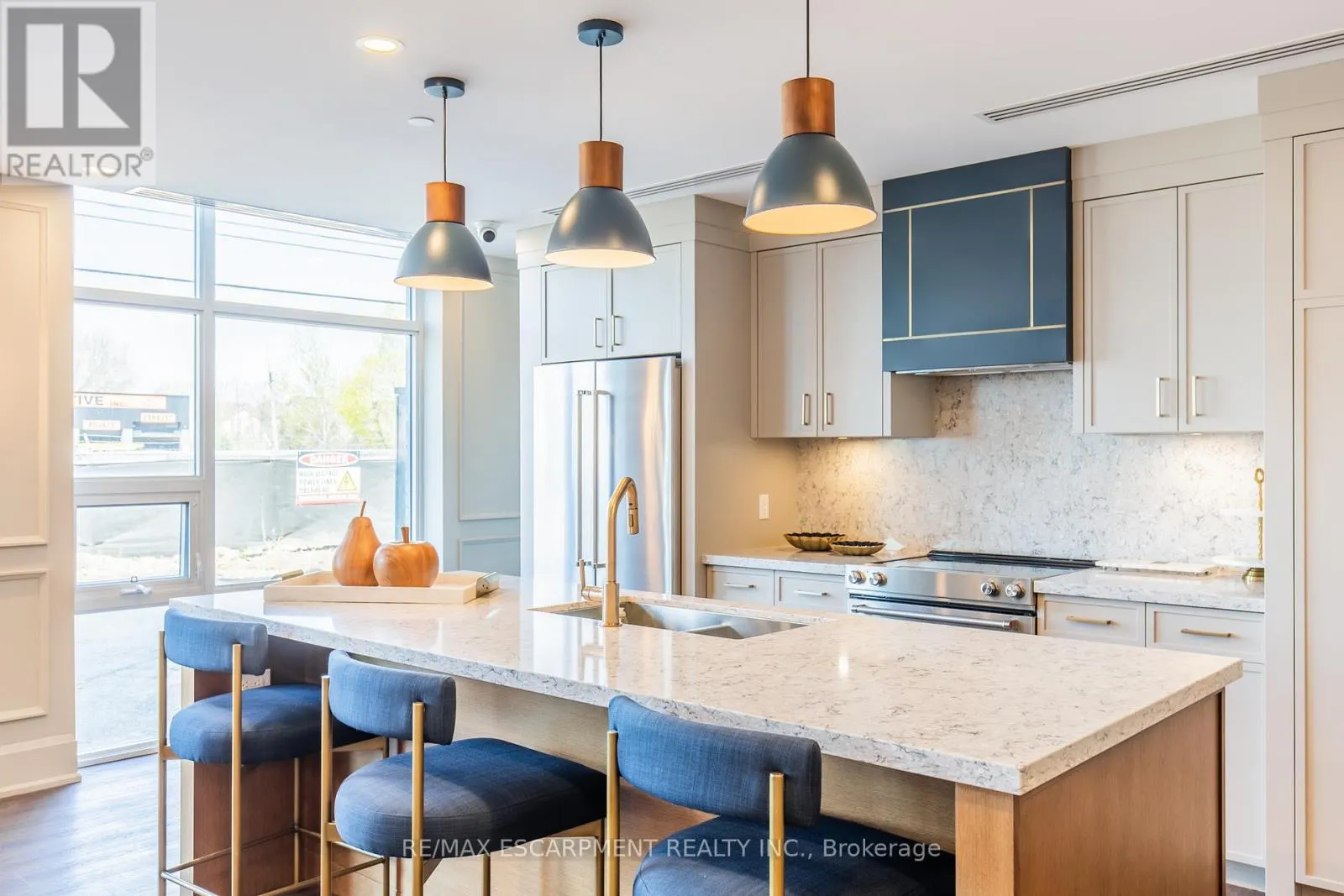 303 - 450 DUNDAS STREET