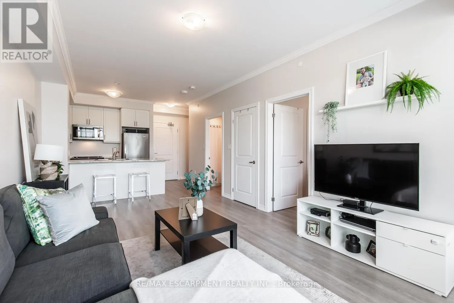 303 - 450 DUNDAS STREET