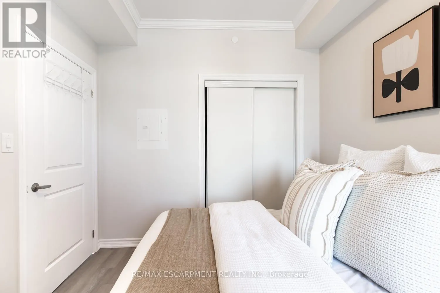 303 - 450 DUNDAS STREET