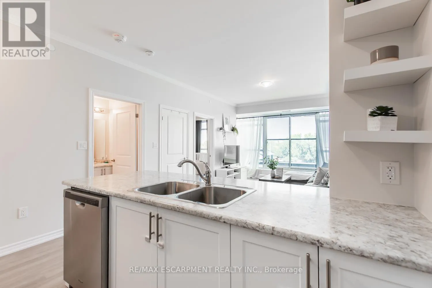 303 - 450 DUNDAS STREET