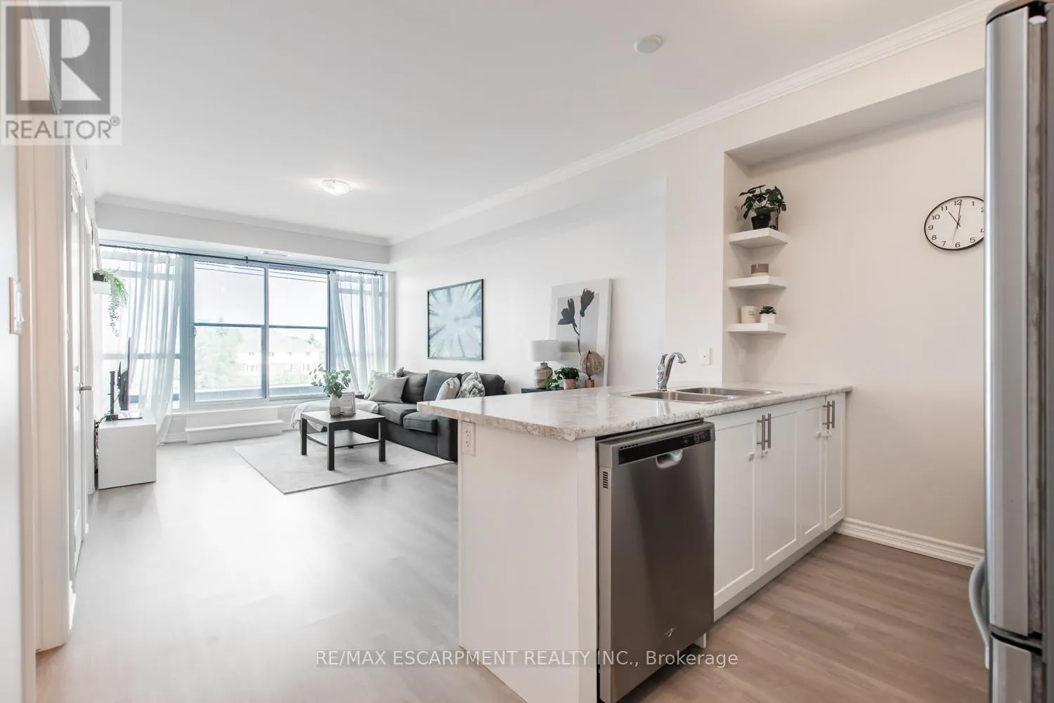 303 - 450 DUNDAS STREET