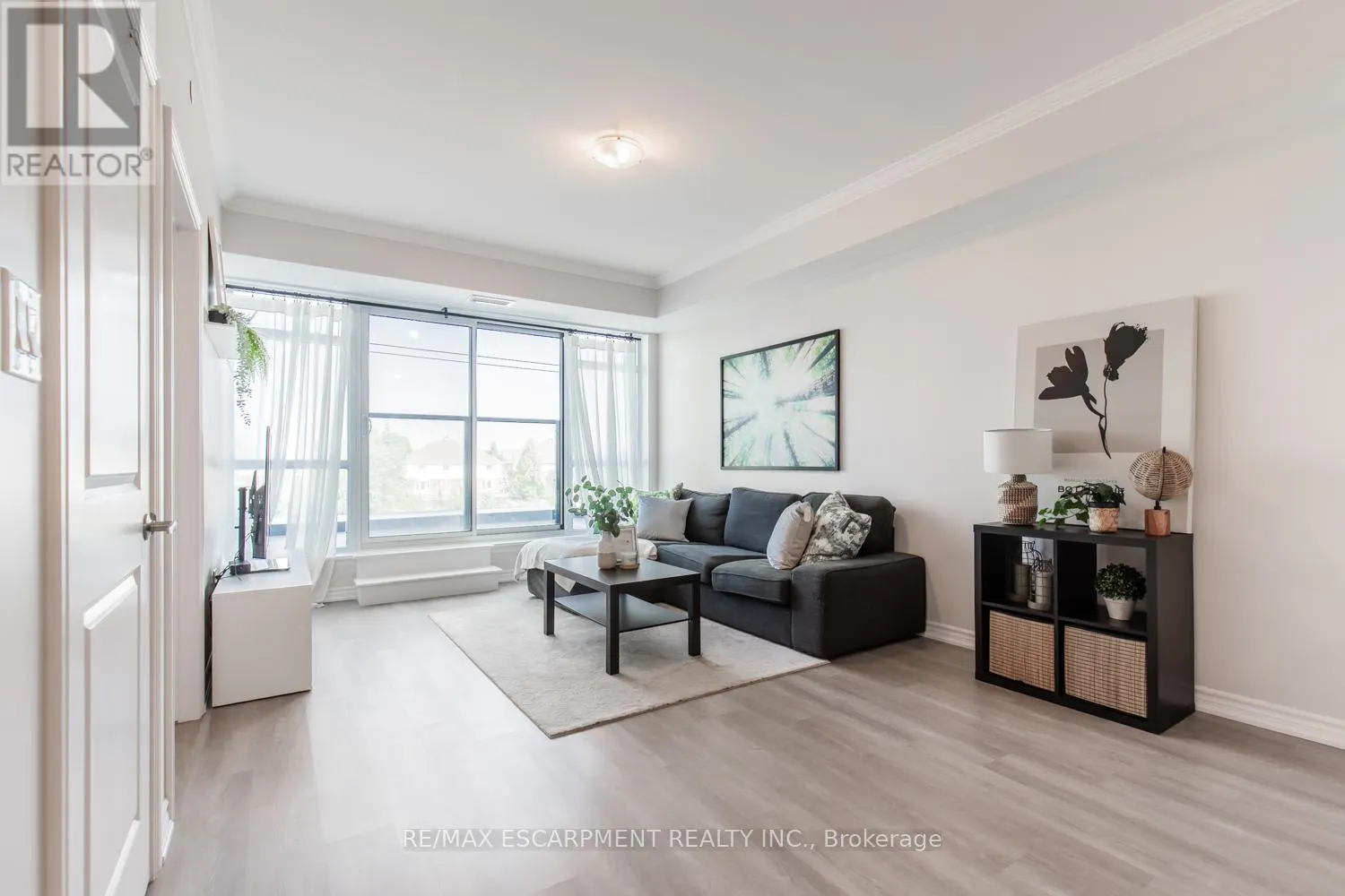 303 - 450 DUNDAS STREET