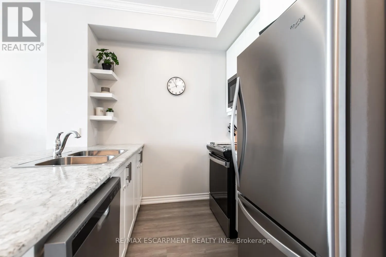 303 - 450 DUNDAS STREET