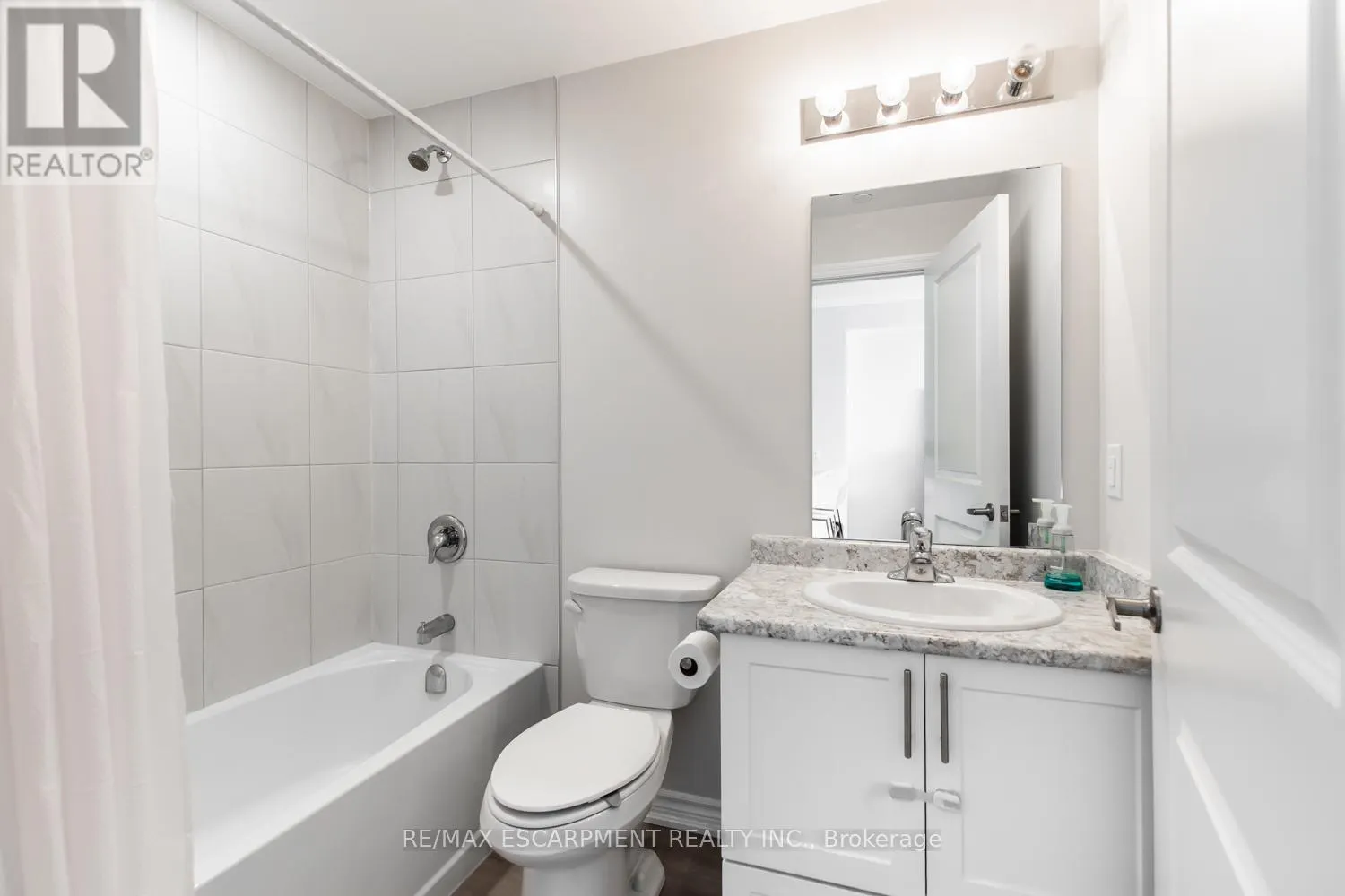303 - 450 DUNDAS STREET