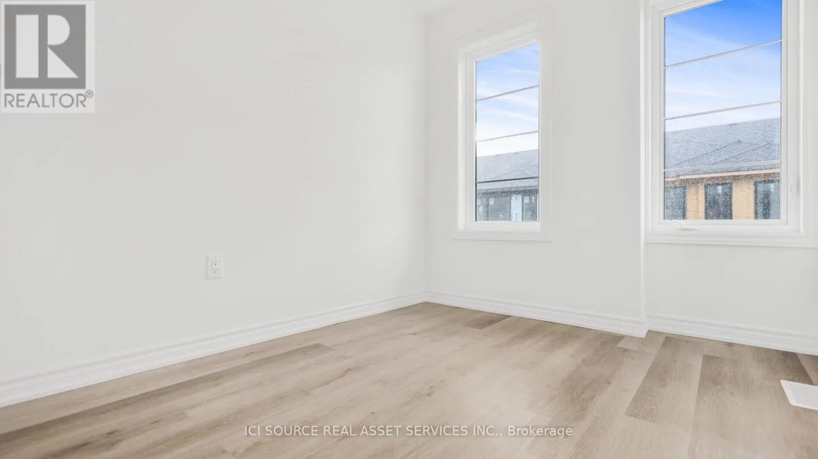 111 - 575 WOODWARD AVENUE