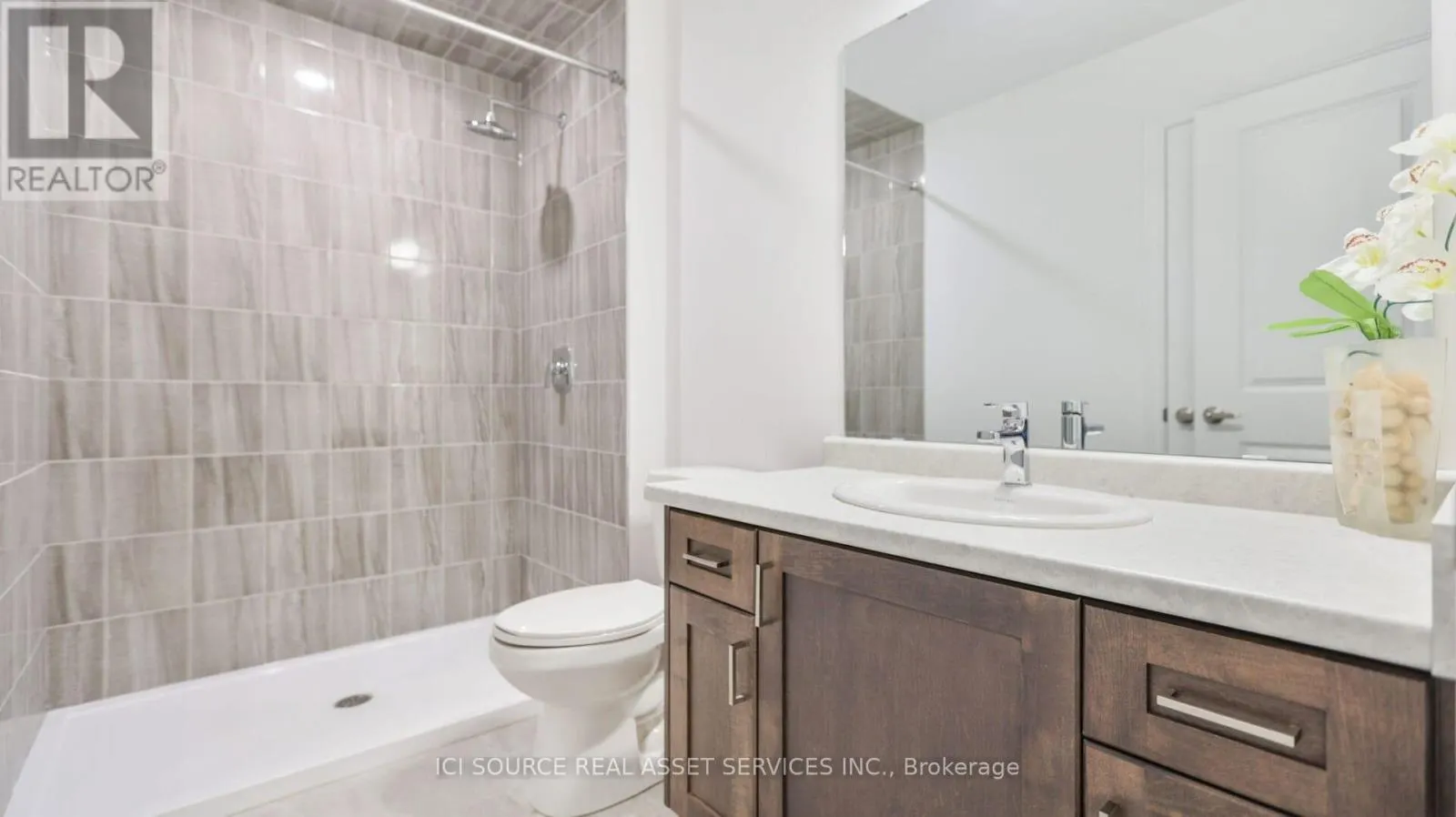 111 - 575 WOODWARD AVENUE