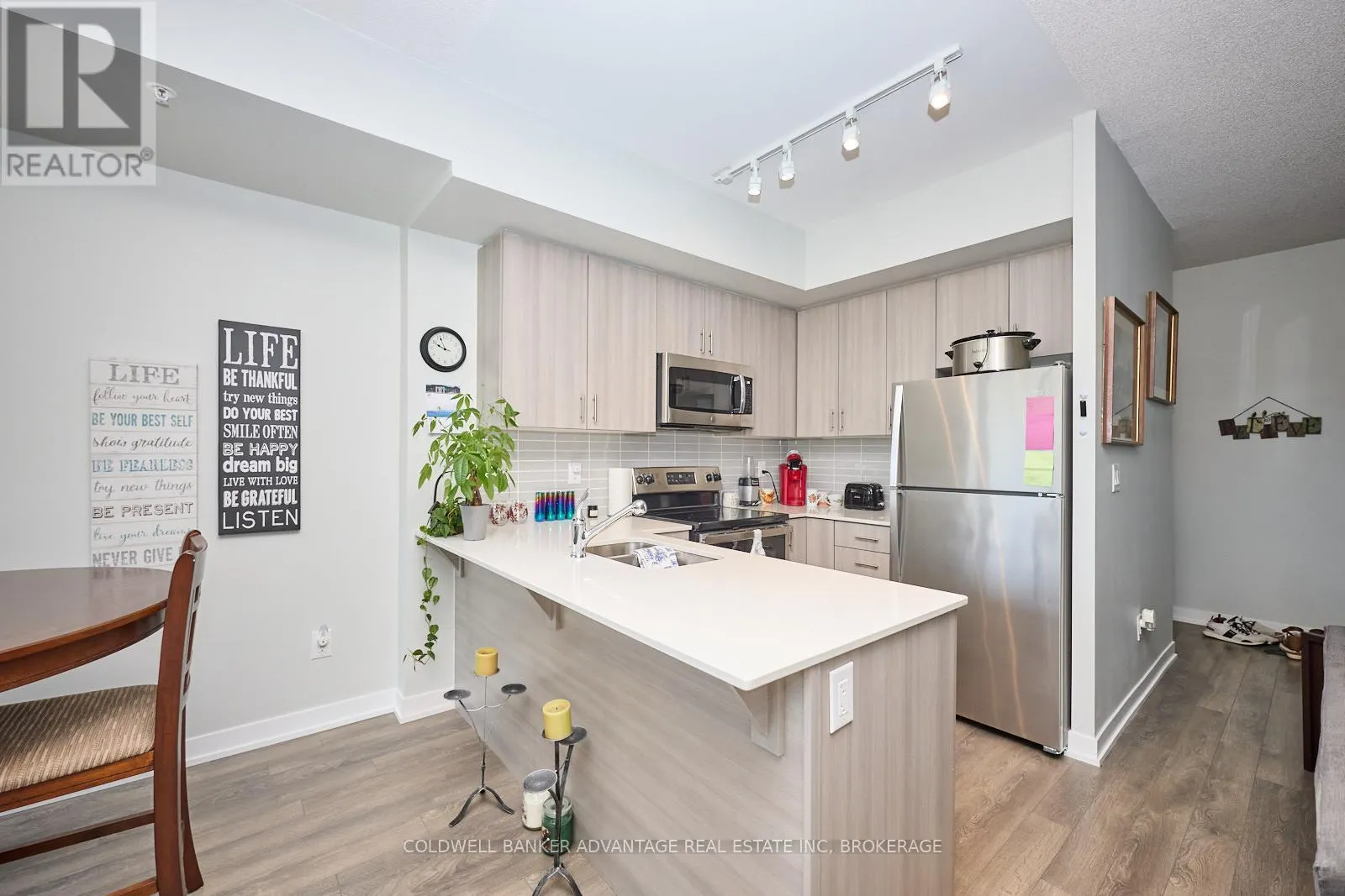 610 - 550 NORTH SERVICE ROAD, #610