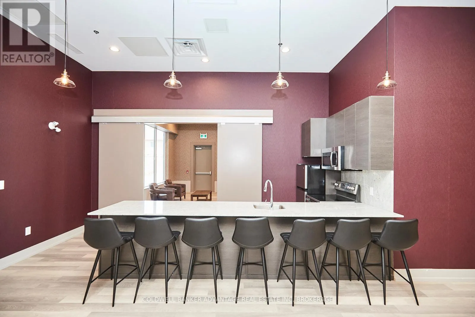 610 - 550 NORTH SERVICE ROAD, #610