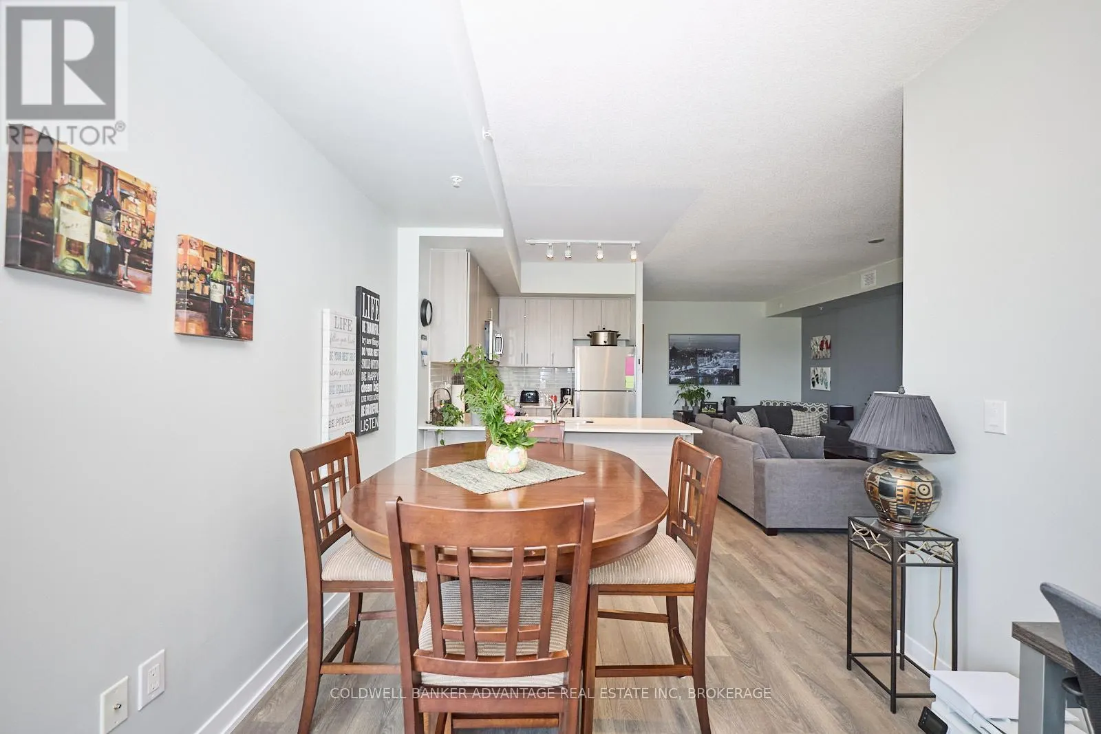 610 - 550 NORTH SERVICE ROAD, #610