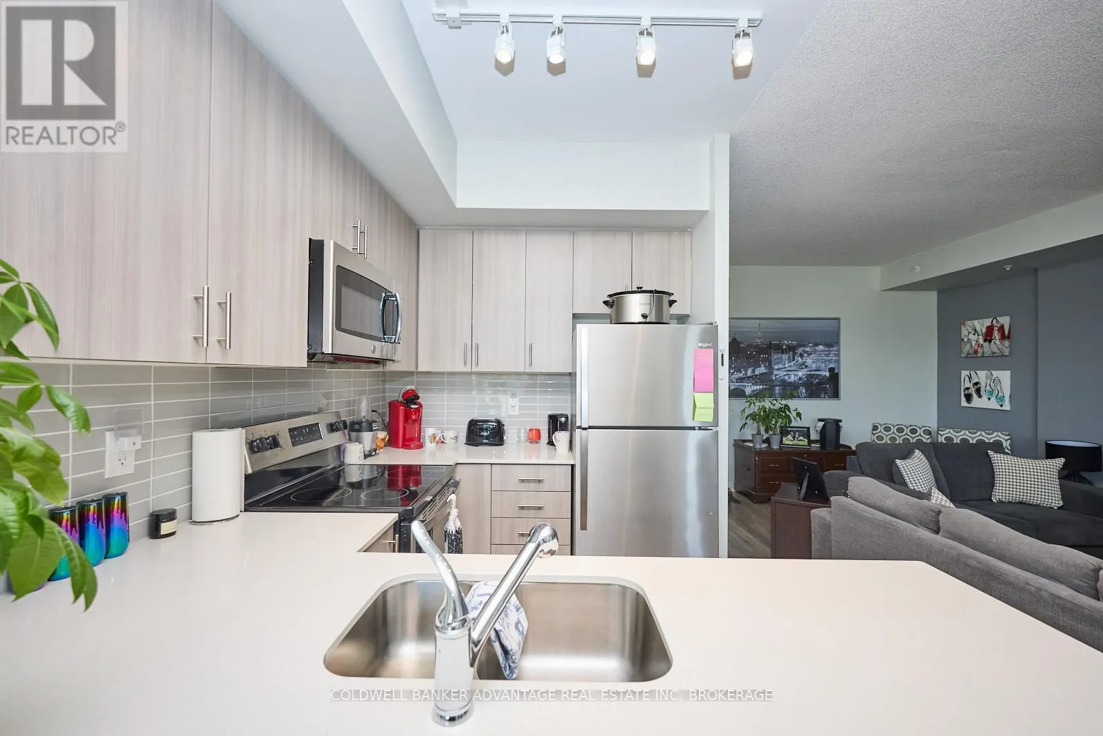 610 - 550 NORTH SERVICE ROAD, #610