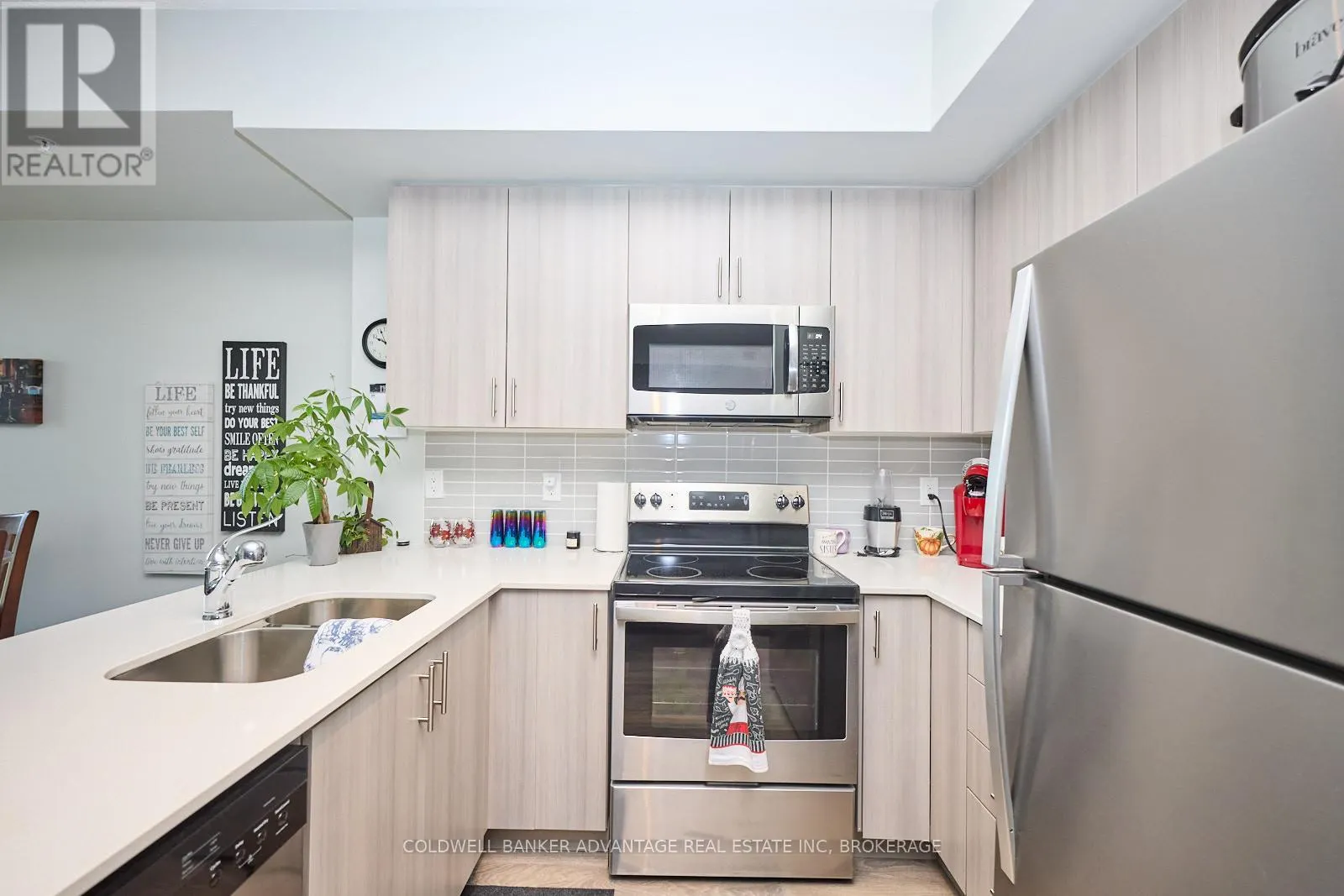 610 - 550 NORTH SERVICE ROAD, #610