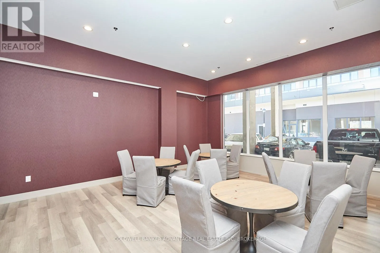 610 - 550 NORTH SERVICE ROAD, #610