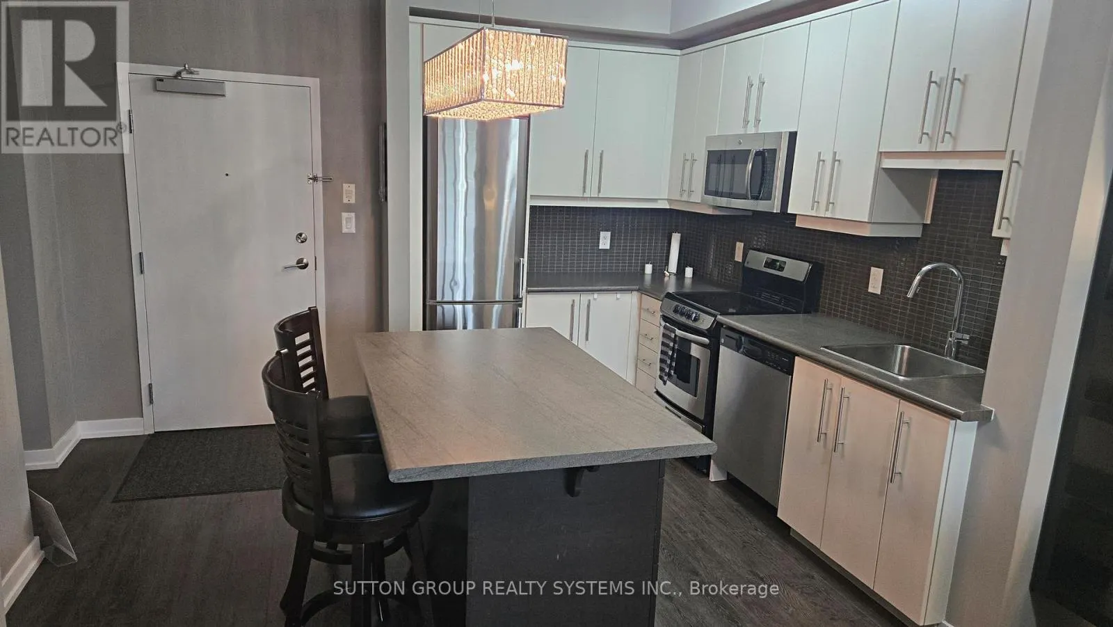 409 - 520 NORTH SERVICE ROAD
