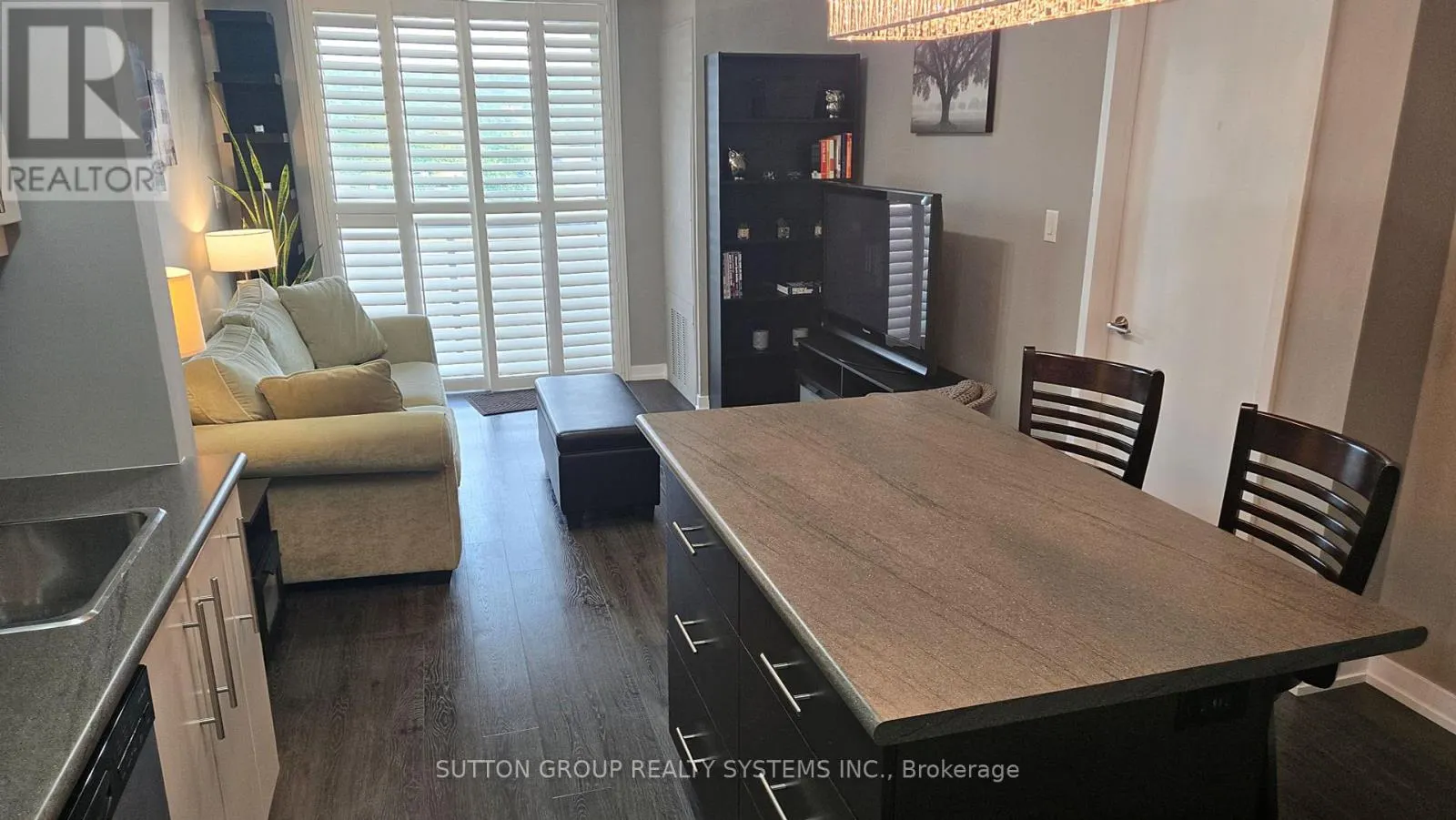 409 - 520 NORTH SERVICE ROAD