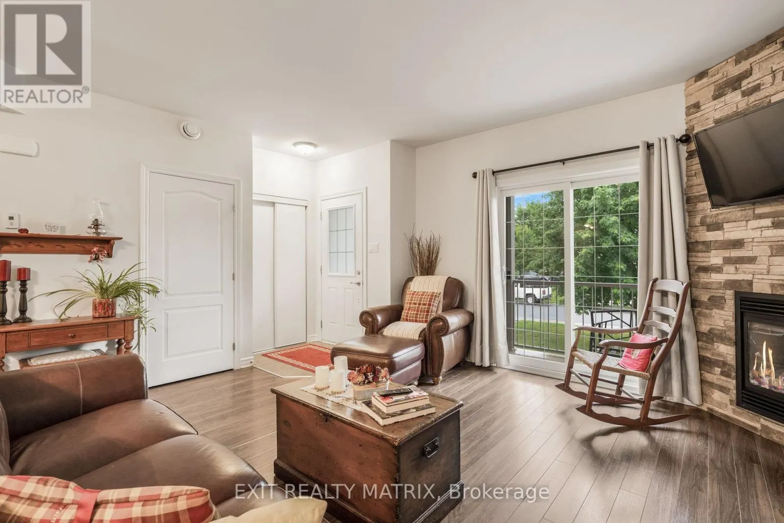 2 - 193 BOURDEAU BOULEVARD