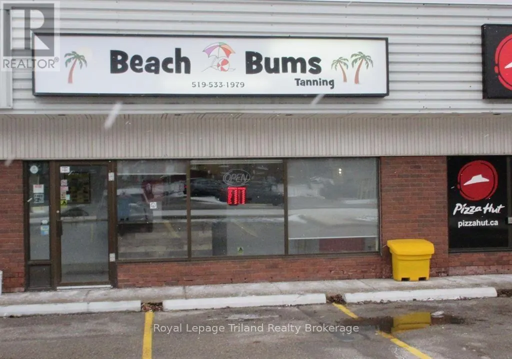 11 - 689 DUNDAS STREET, #11