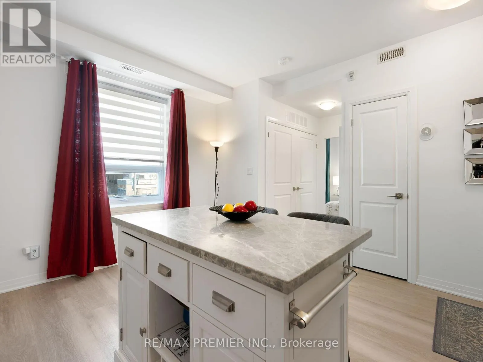 205 - 5 HAMILTON STREET N