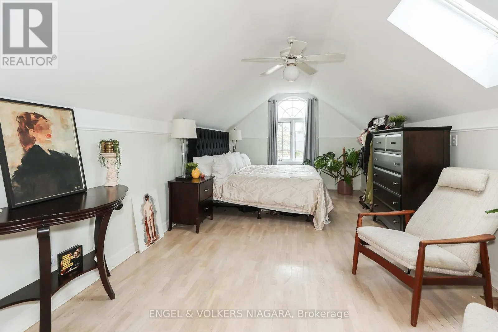 624 SIMCOE STREET