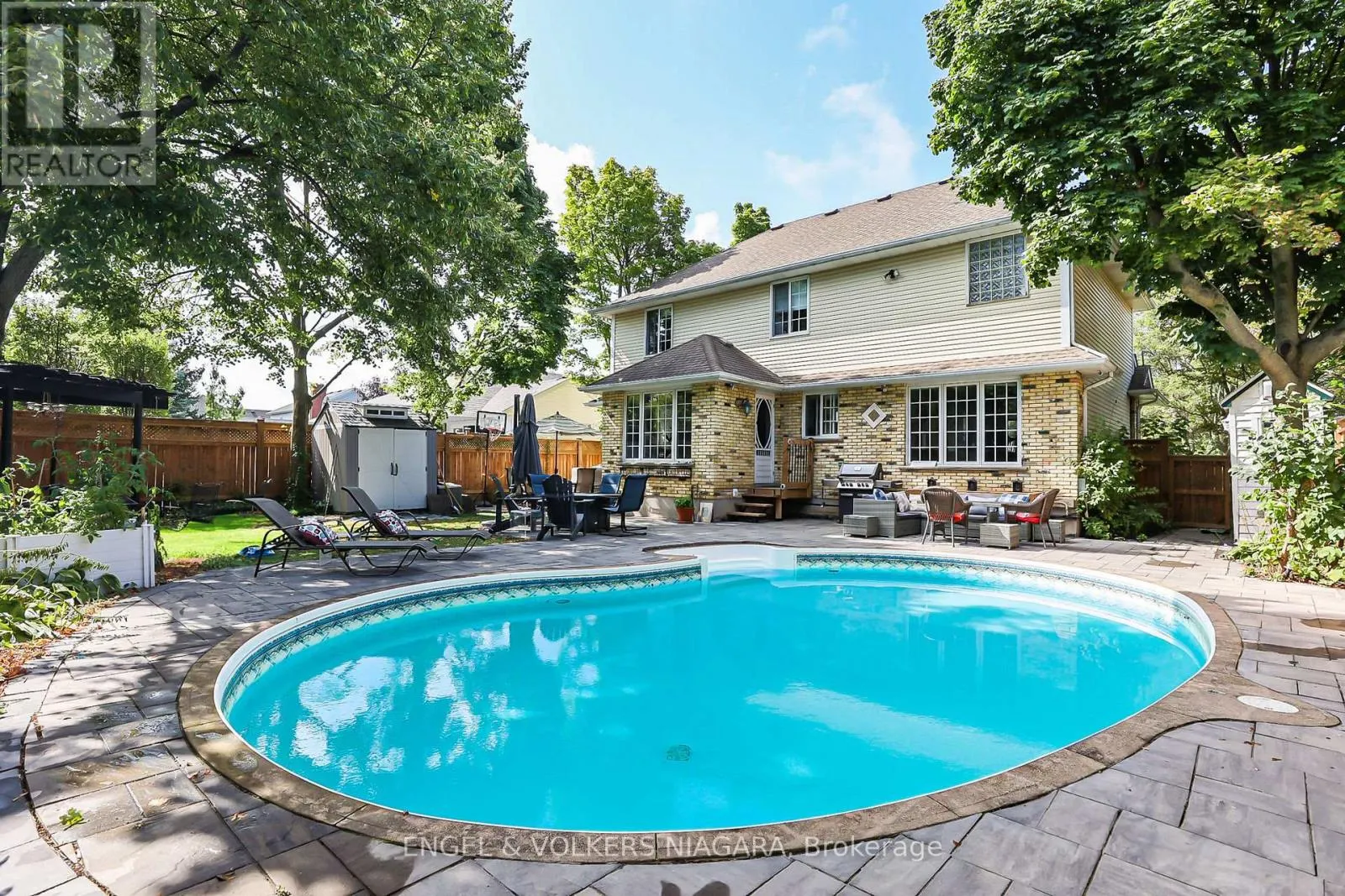 624 SIMCOE STREET
