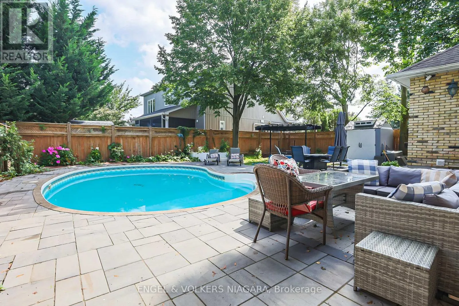 624 SIMCOE STREET