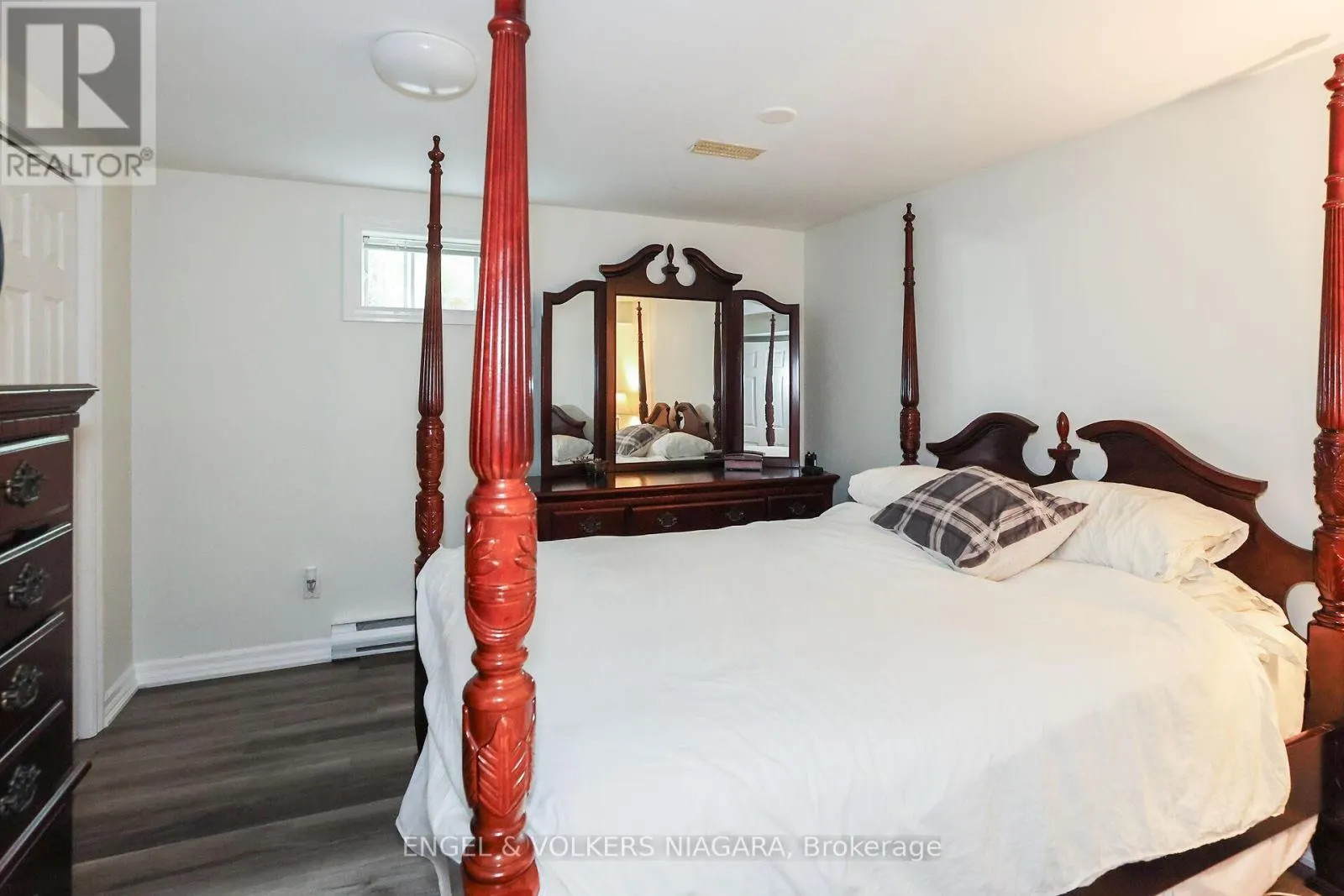 624 SIMCOE STREET