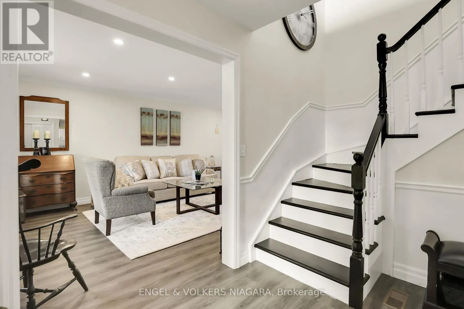 624 SIMCOE STREET