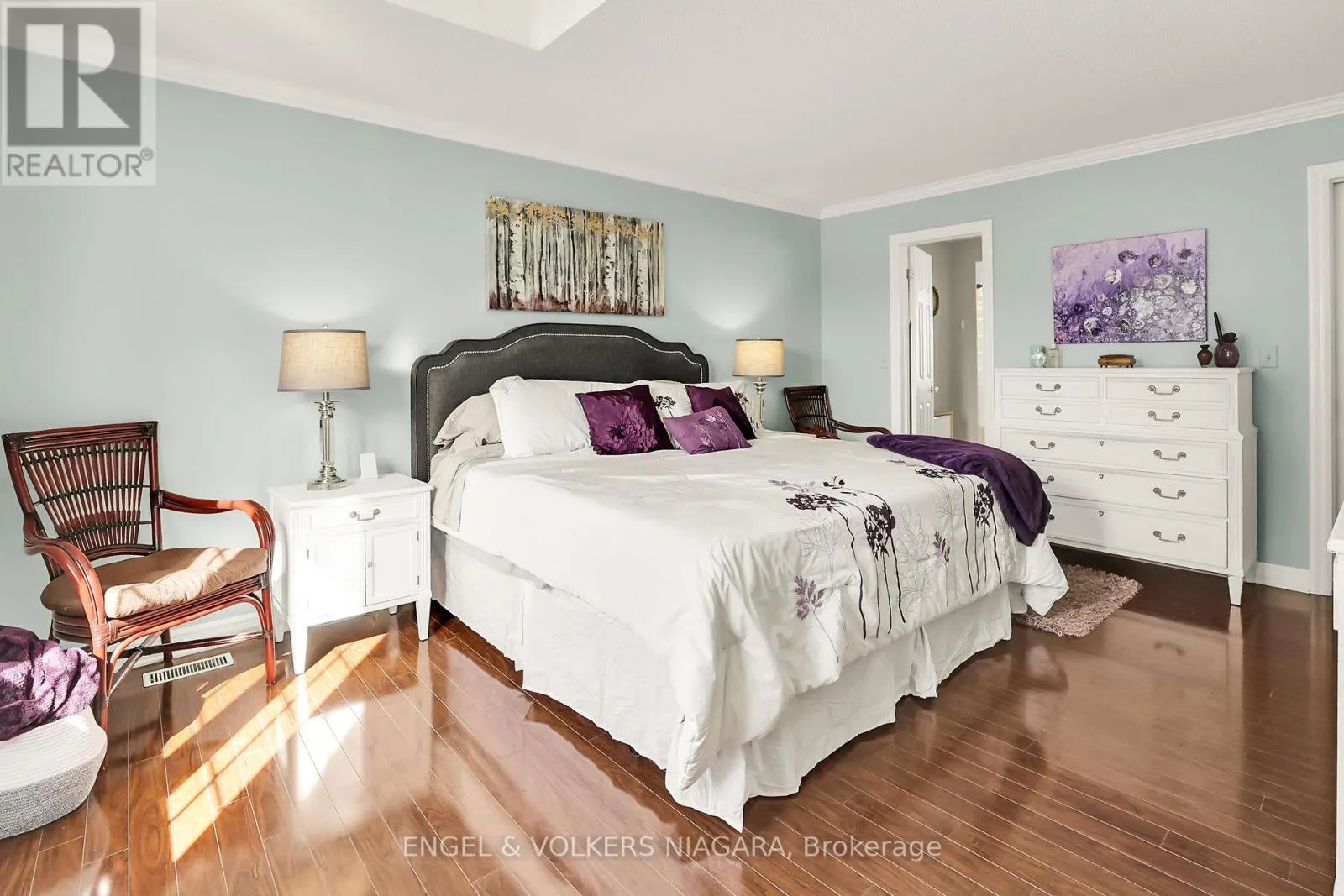624 SIMCOE STREET