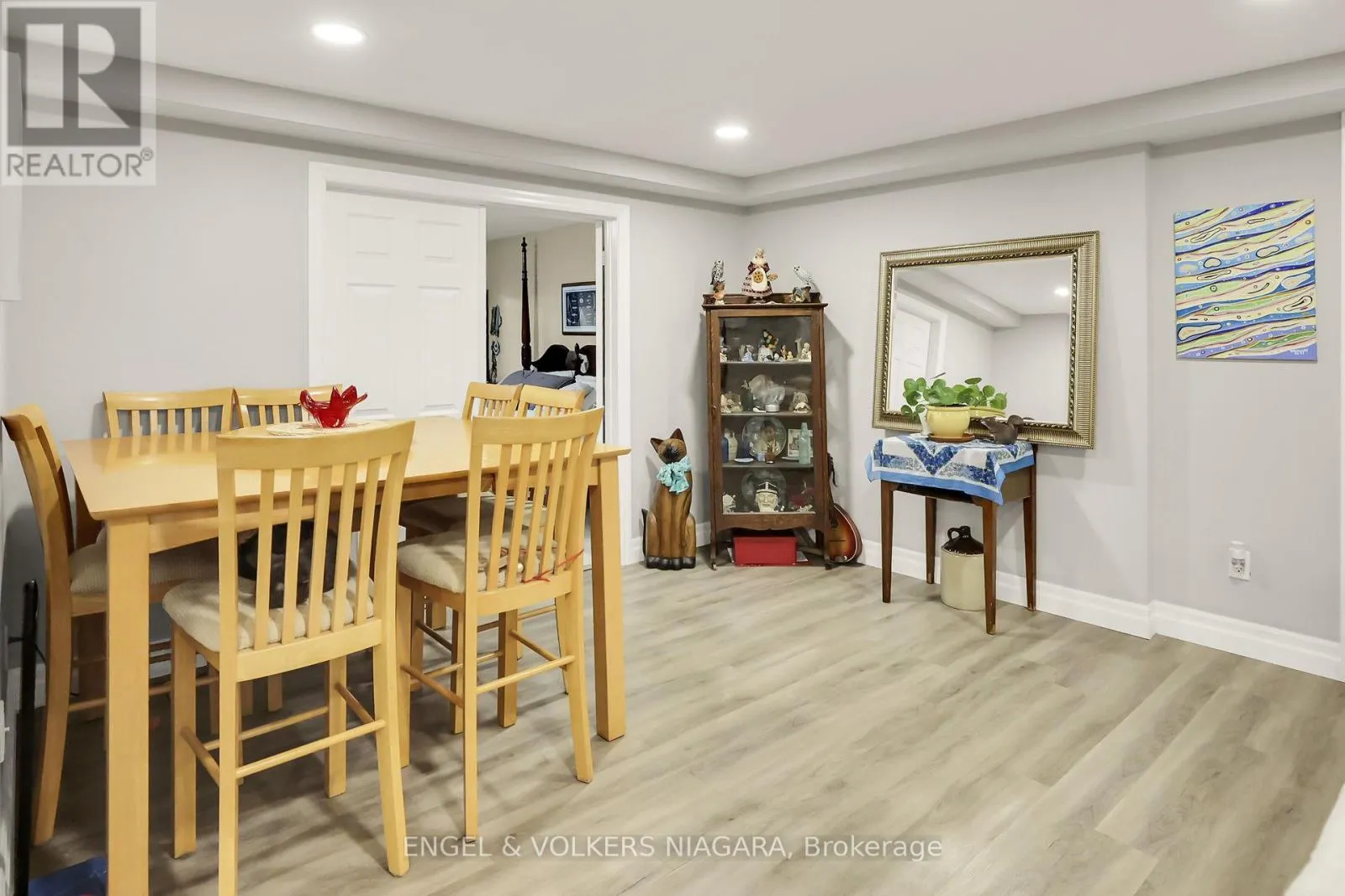 624 SIMCOE STREET