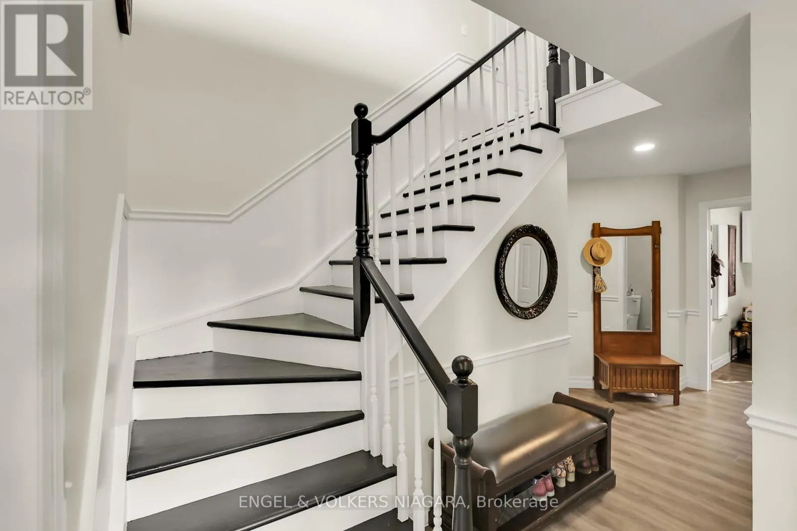 624 SIMCOE STREET