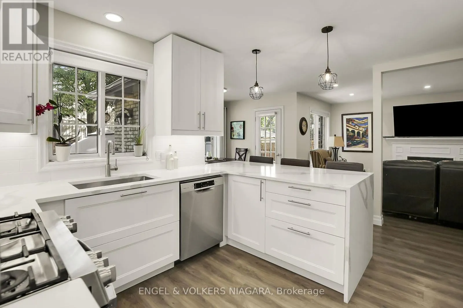 624 SIMCOE STREET