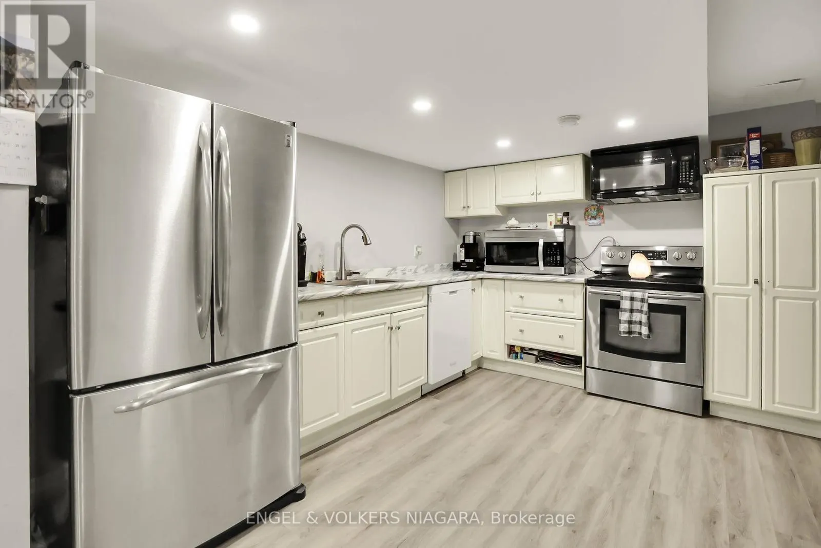 624 SIMCOE STREET