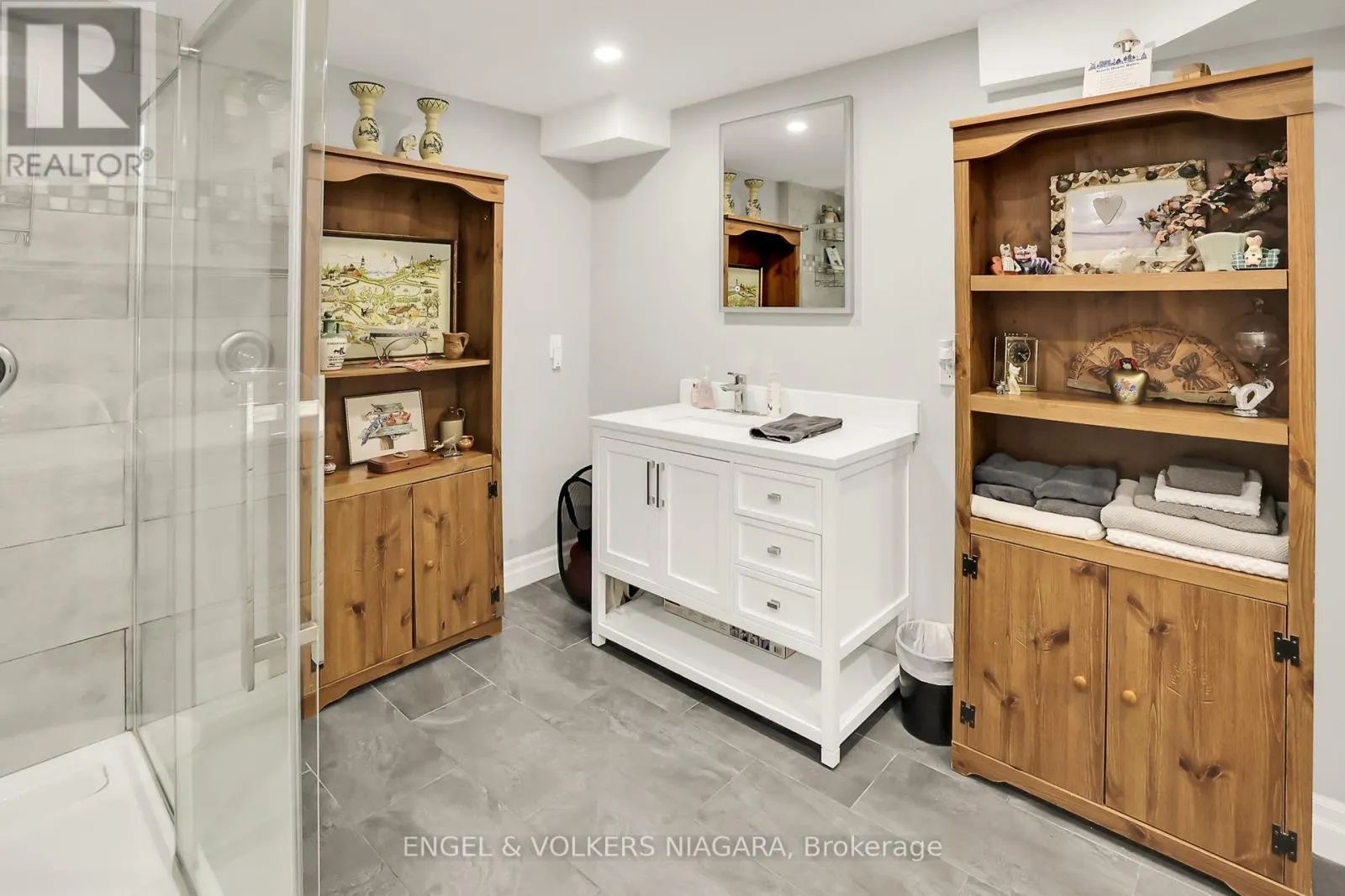 624 SIMCOE STREET