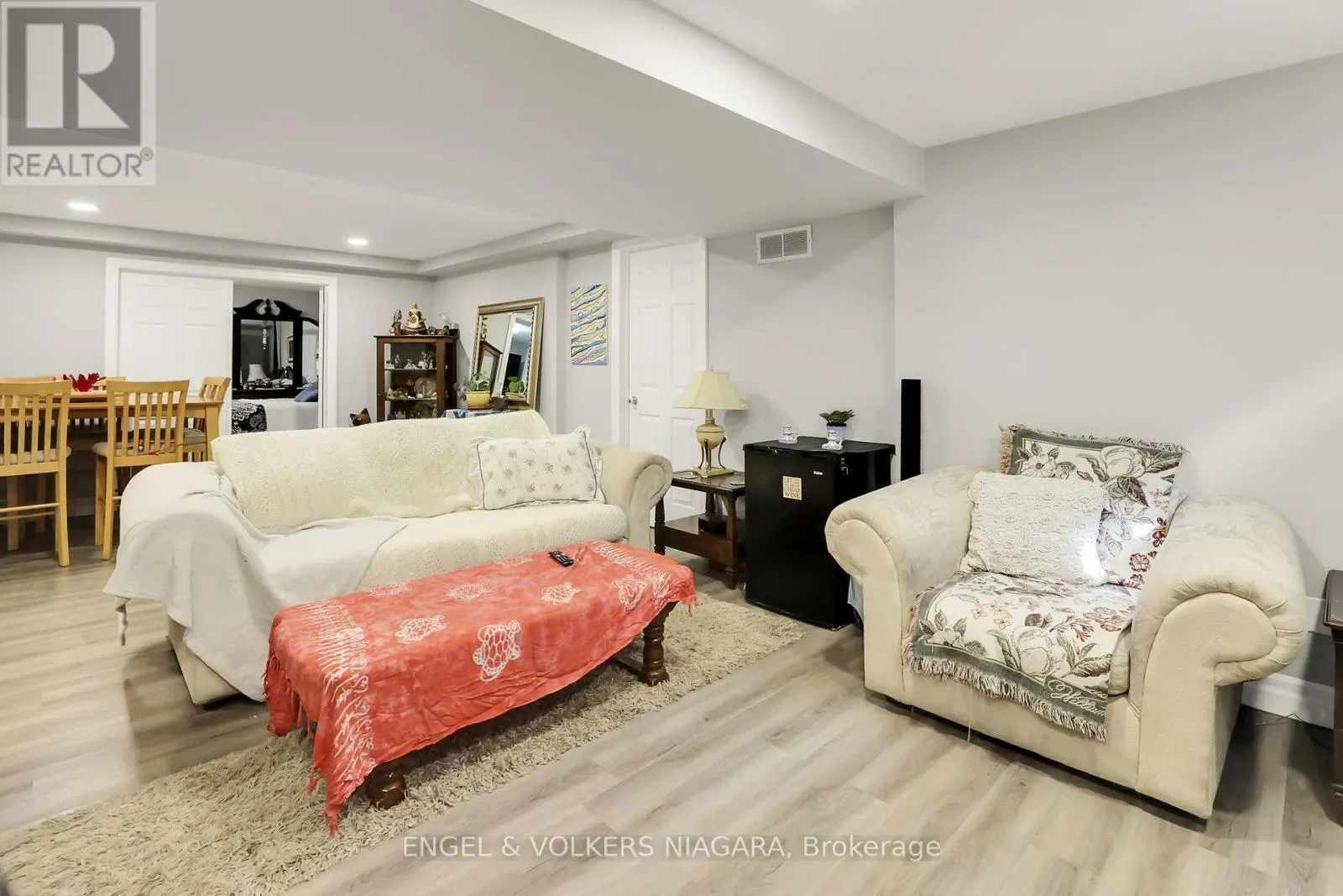 624 SIMCOE STREET