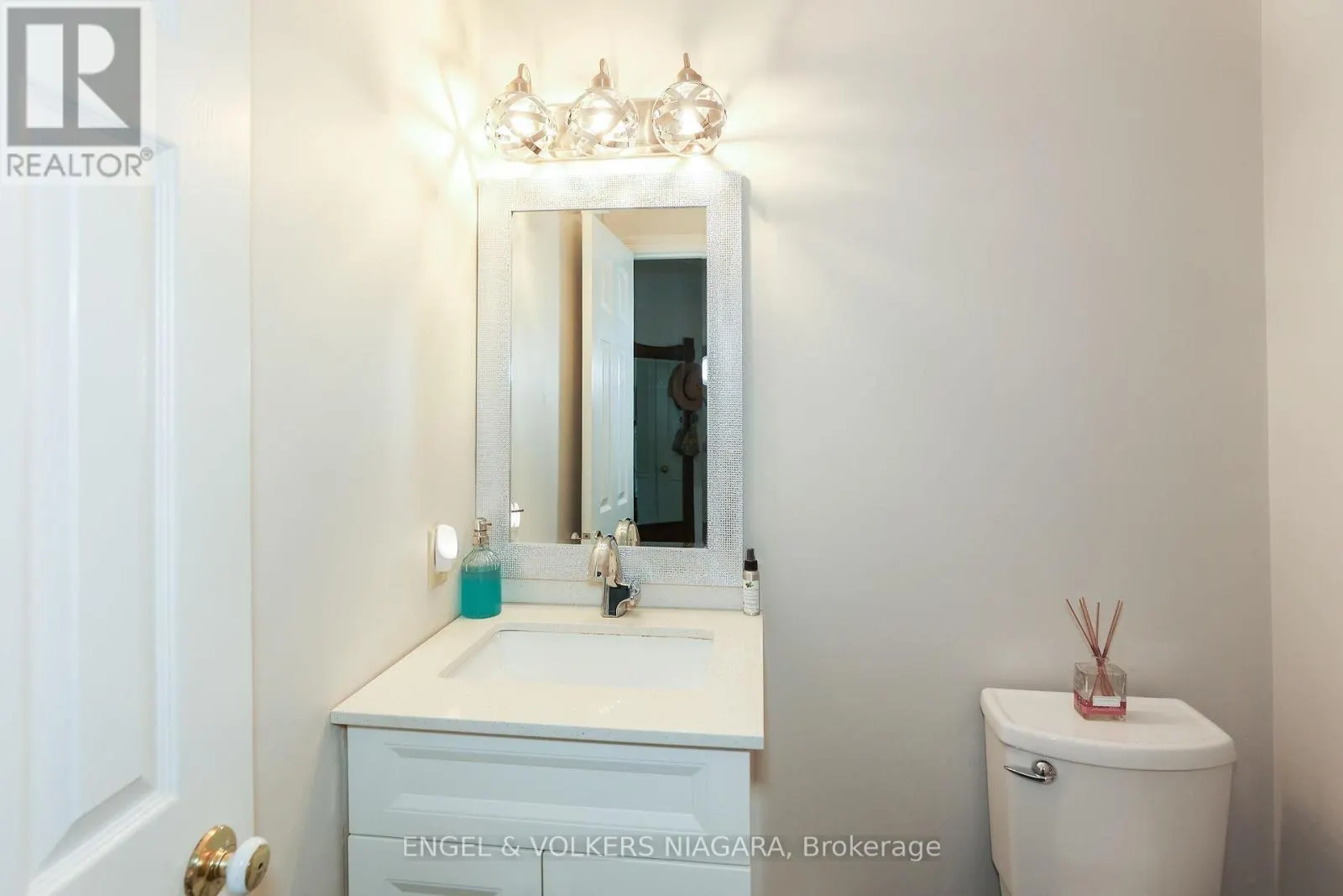 624 SIMCOE STREET
