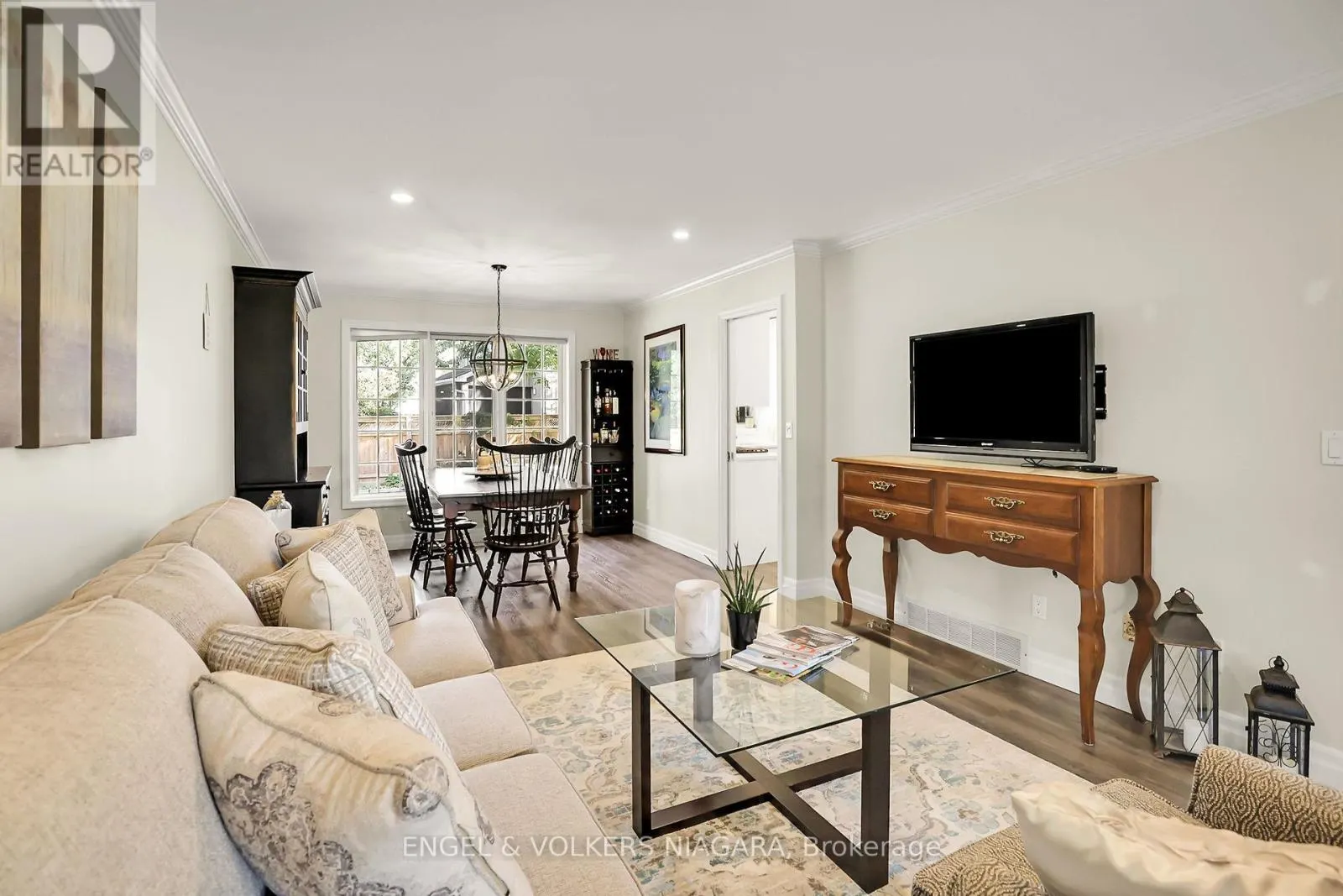 624 SIMCOE STREET
