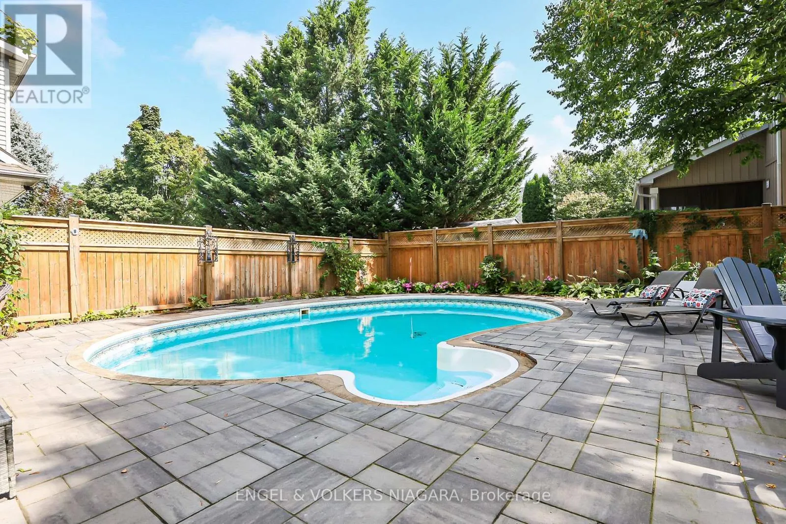 624 SIMCOE STREET