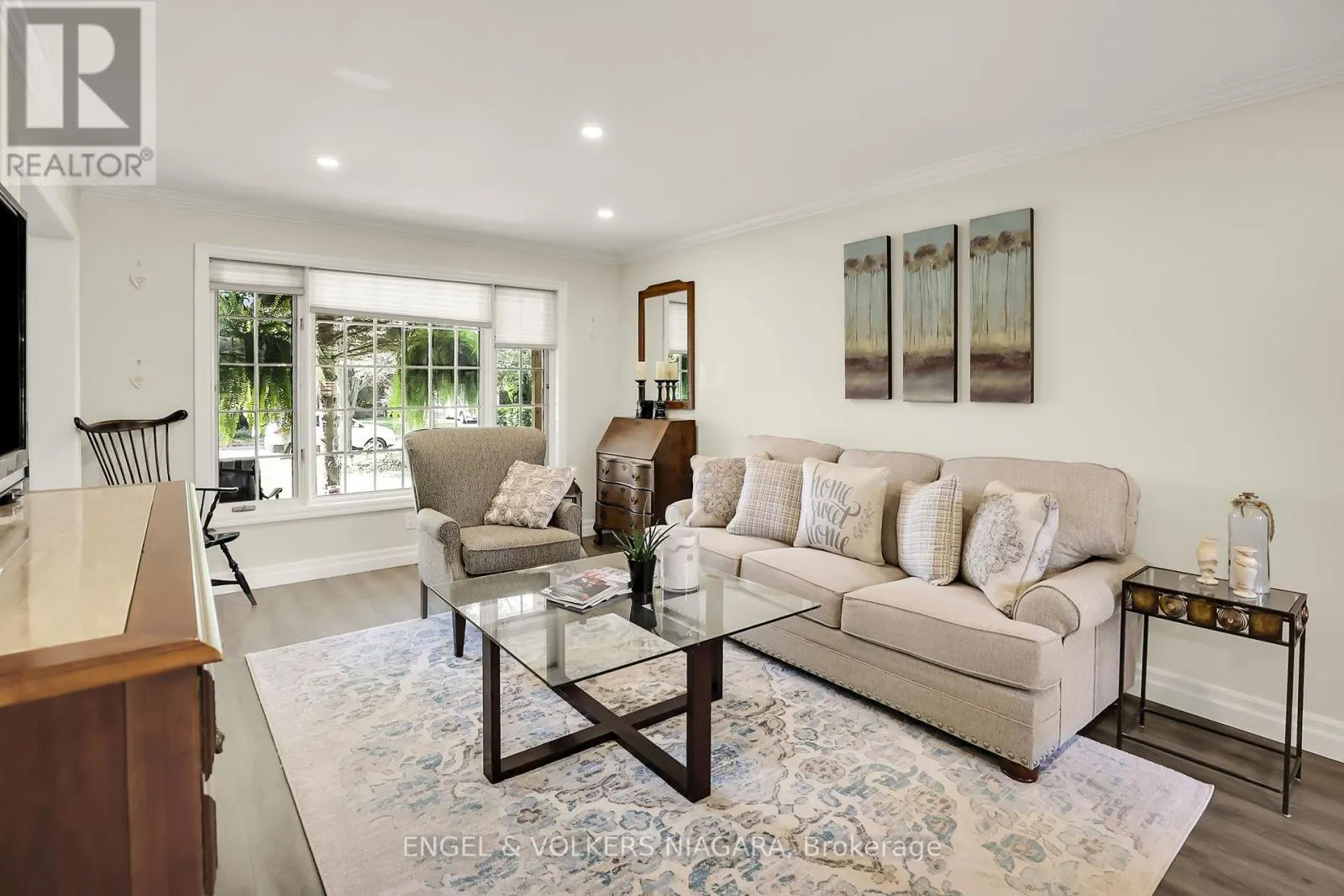 624 SIMCOE STREET